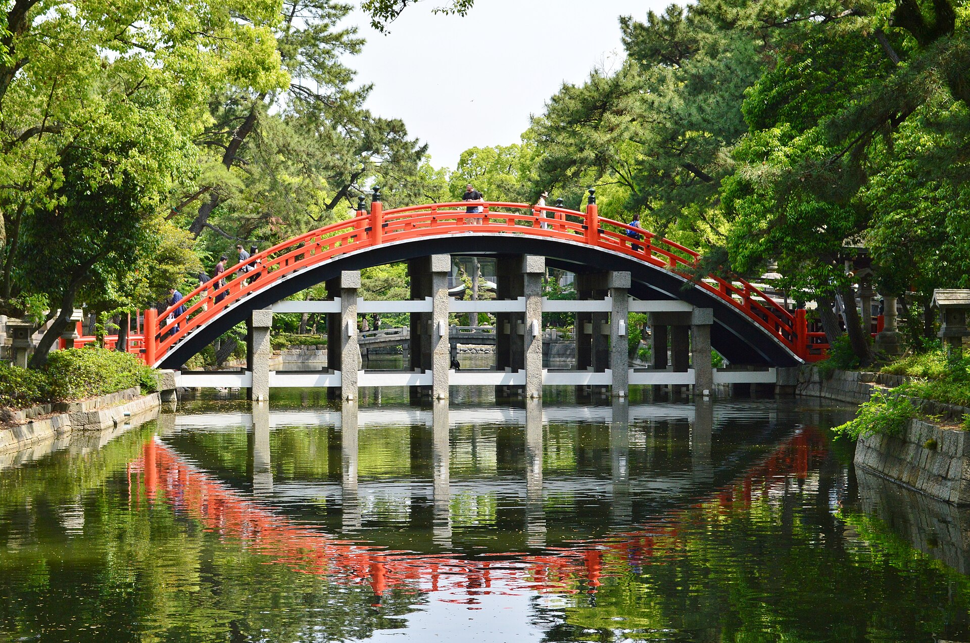 El Sorihashi, puente arqueado bermellón del santuario Sumiyoshi Taisha, y su reflejo