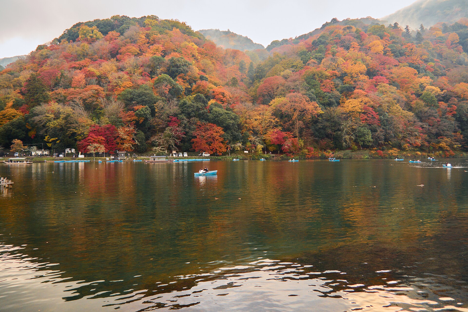 Barcas de remos en el río Ōi en Arashiyama, en la temporada de los arces