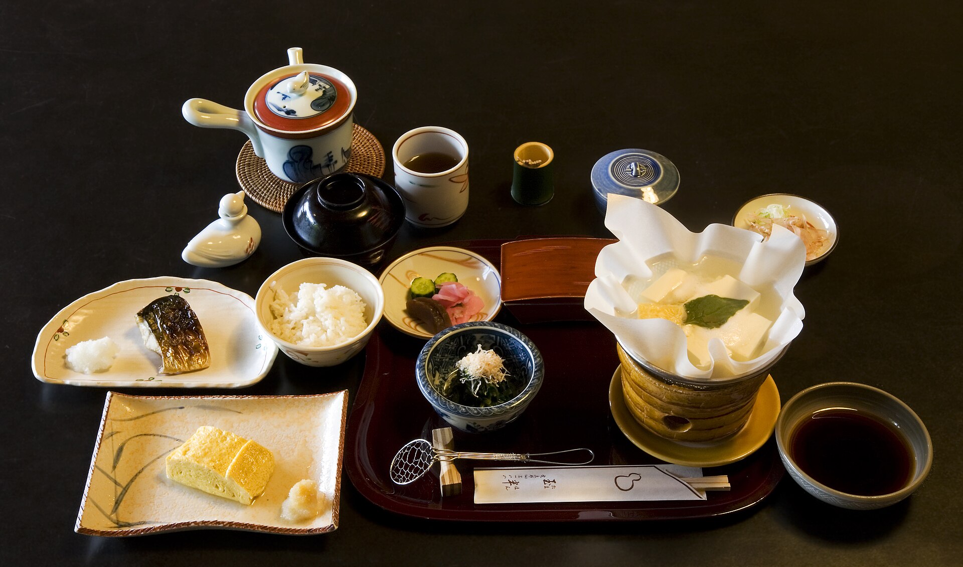 Desayuno japonés en un ryokan de Kioto: caballa a la parrilla, tortilla enrollada, tofu caliente y arroz