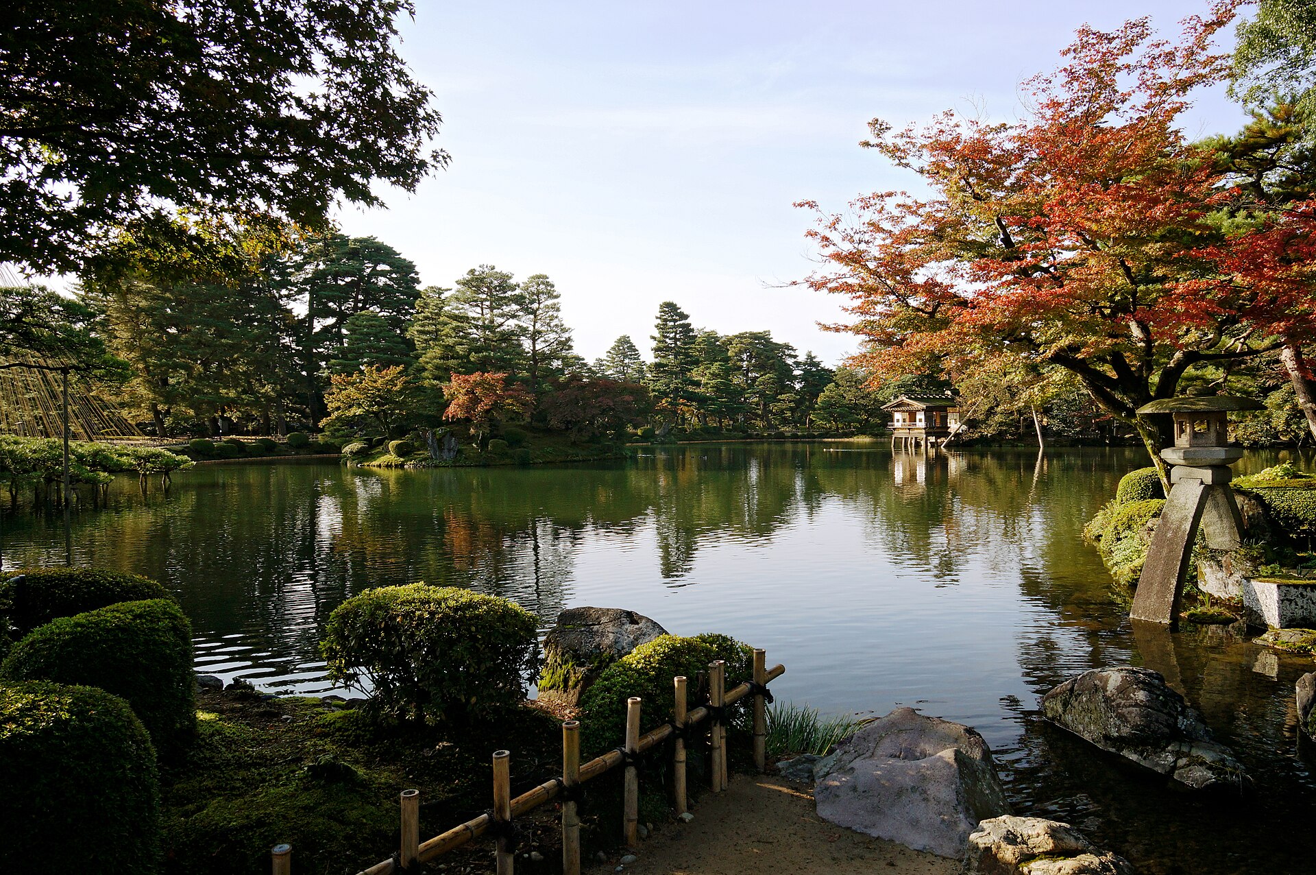 De Kasumiga-vijver in de Kenrokuen-tuin in de herfst, met de Kotoji-lantaarn