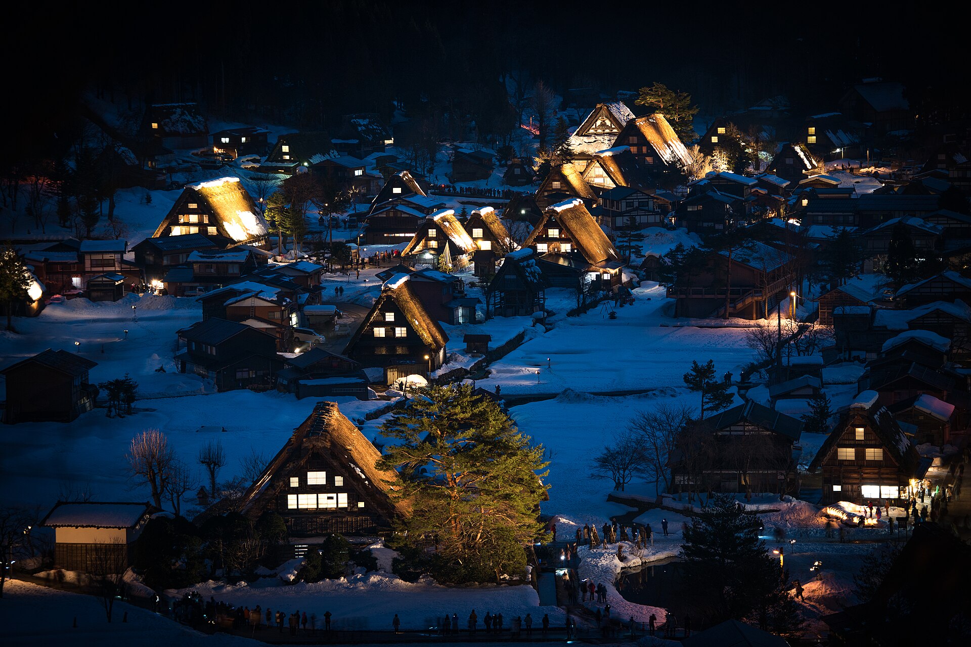 Shirakawa-gō sous la neige, fermes éclairées à la tombée de la nuit