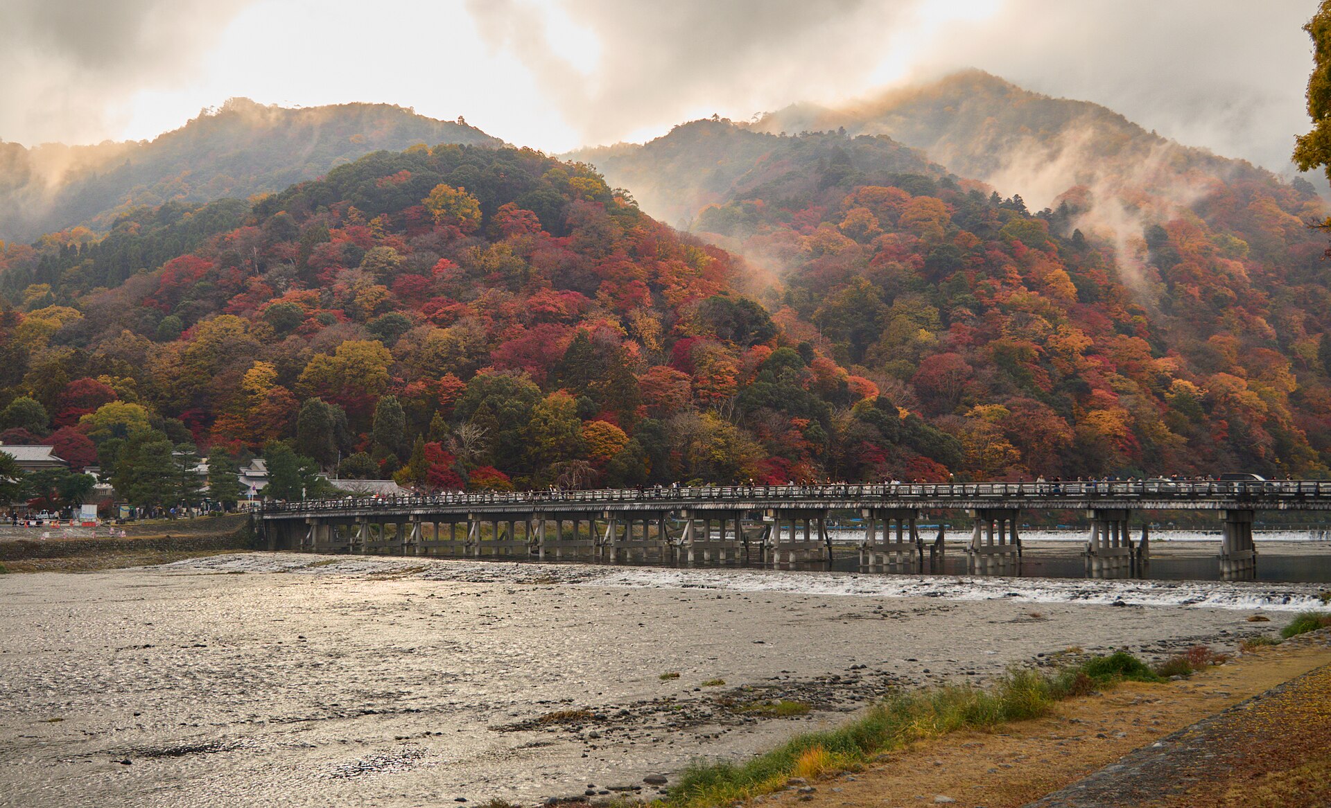 El puente Togetsukyō y las colinas de Arashiyama en otoño, cerca del embarcadero del hotel