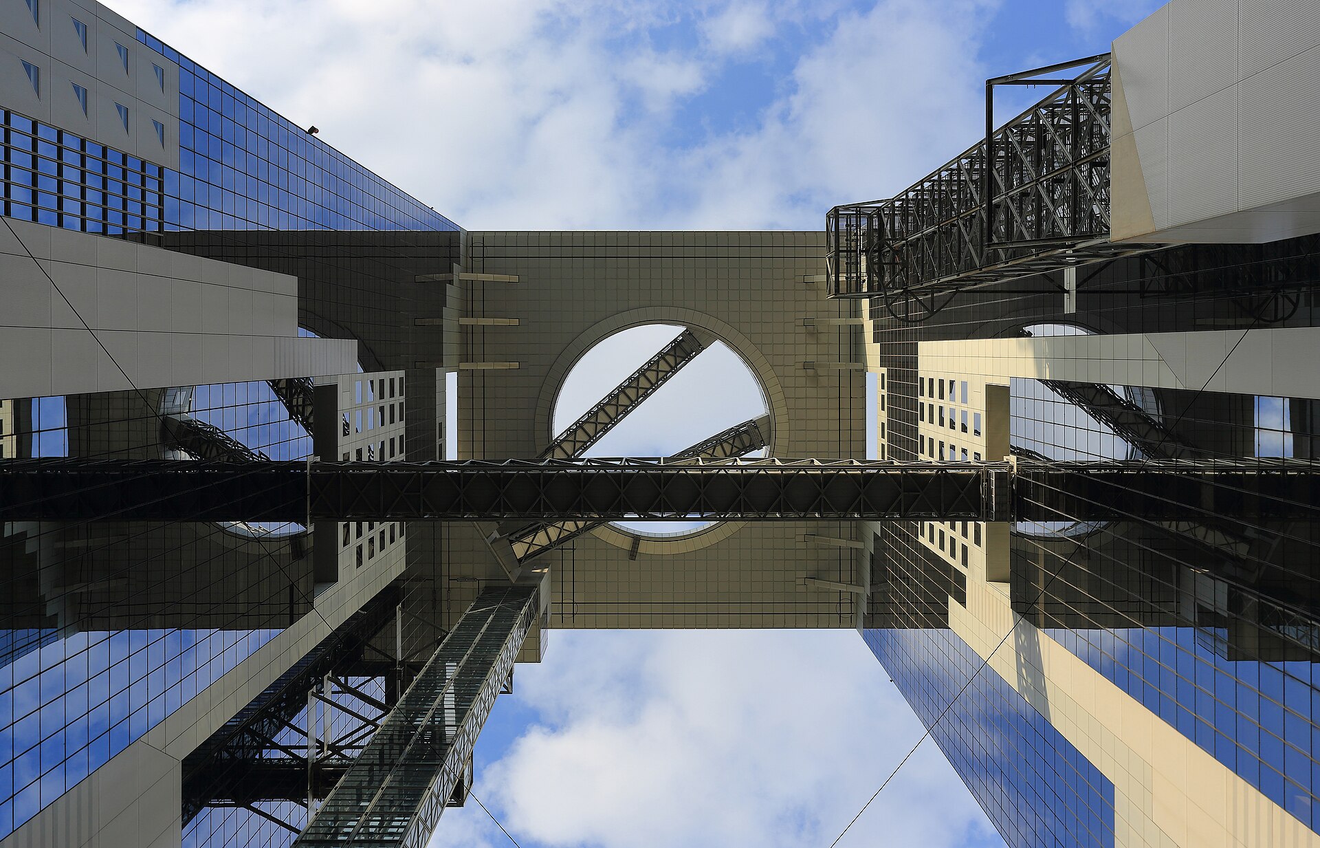 El Umeda Sky Building visto desde abajo: las dos torres unidas por el mirador Kūchū Teien