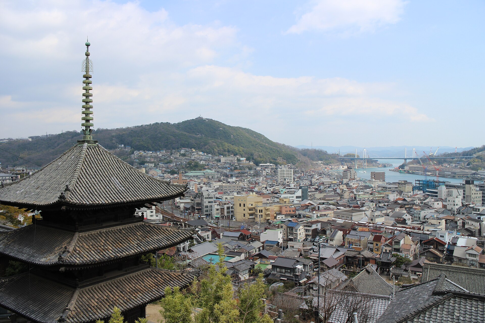 Onomichi y su canal vistos desde el parque del Senkō-ji, puerto de salida hacia Setoda y del Guntû