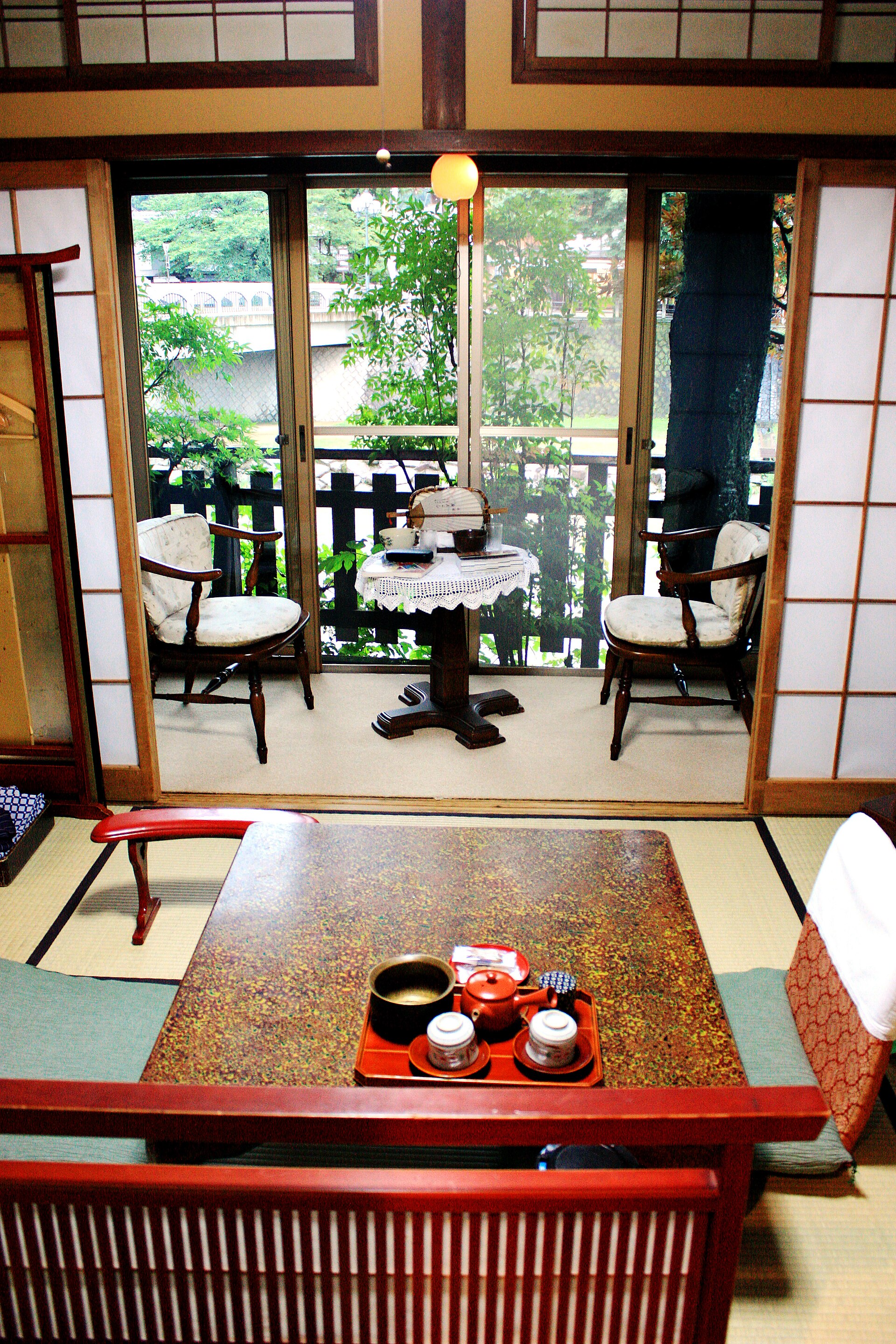 Chambre à tatamis d'un ryokan de Takayama, véranda ouverte sur la rivière Miya
