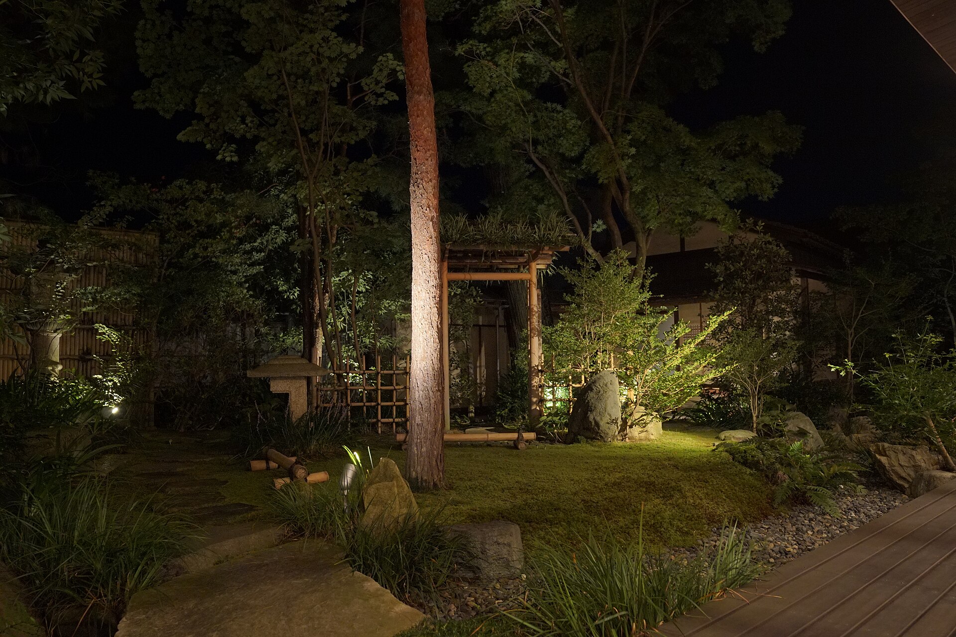 De Japanse tuin van KAI Kaga, 's avonds verlicht