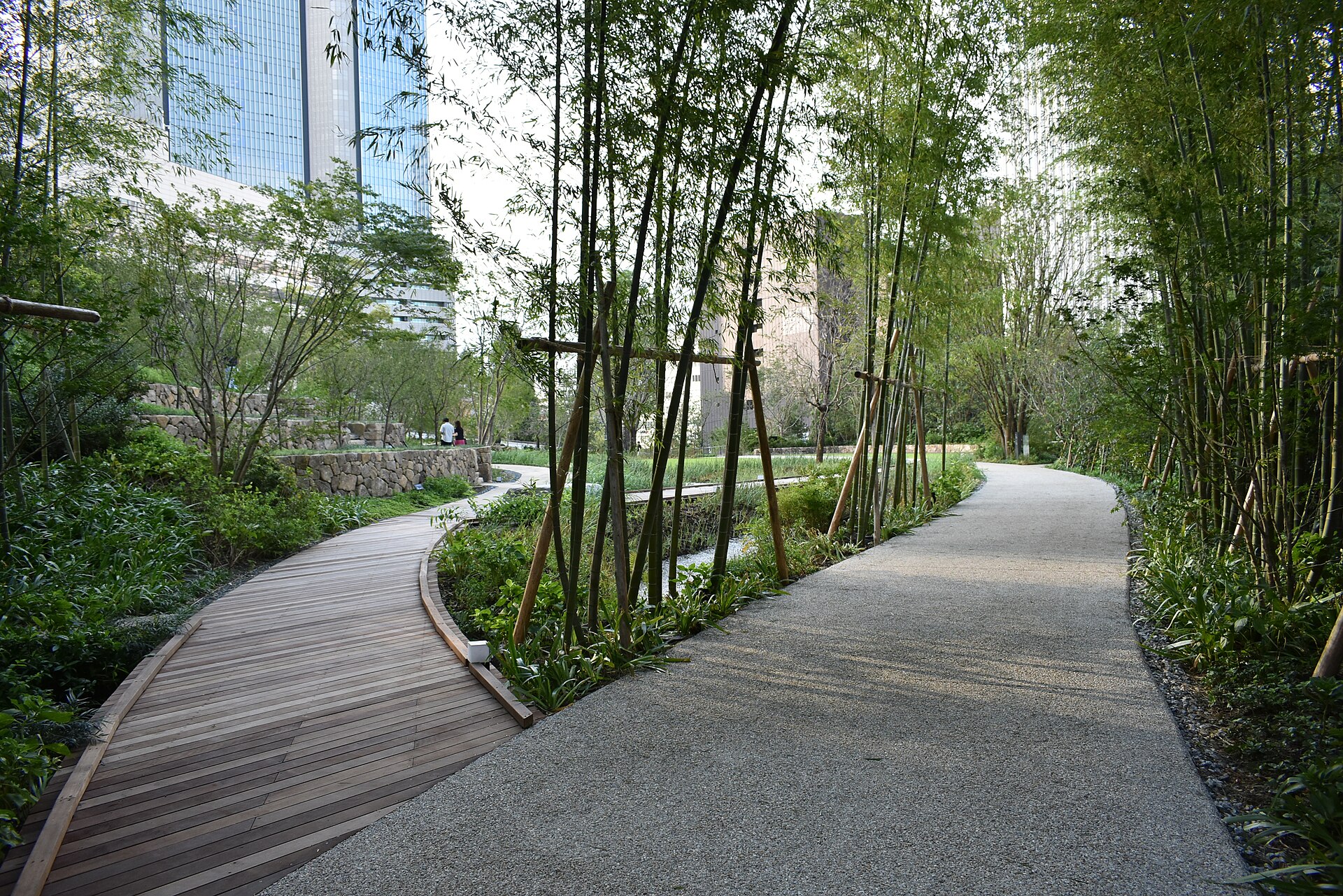 De hoteltuin aan de voet van de Prestige Tower
