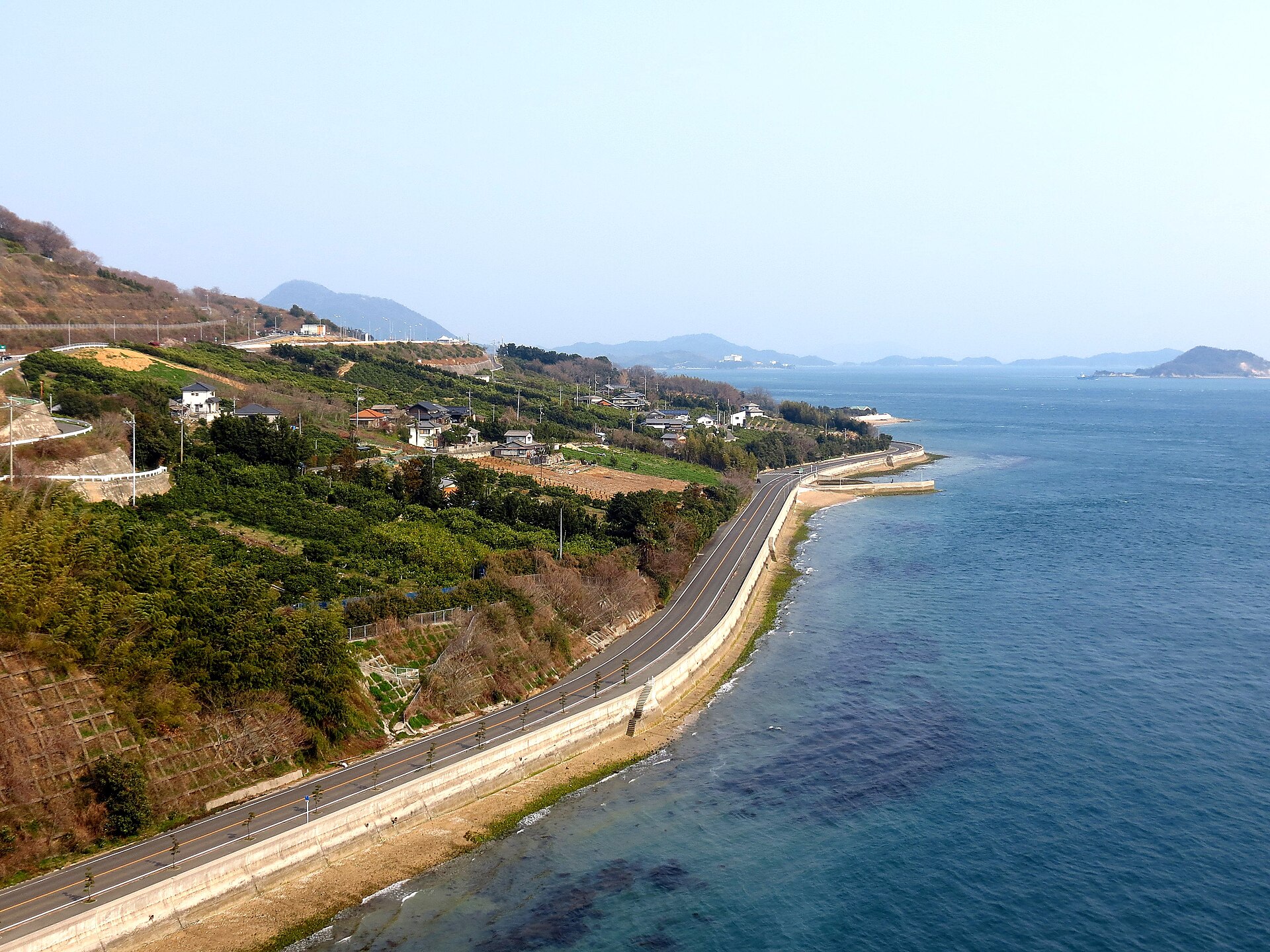 La costa de Ikuchijima y sus huertos de cítricos, vista desde el puente de Tatara