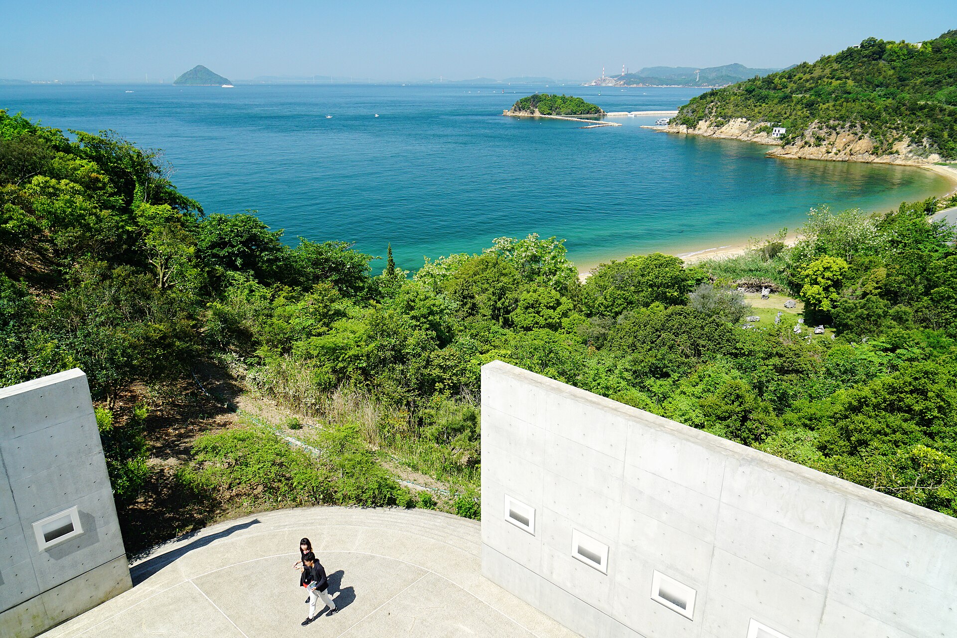 La bahía y las islas desde la terraza del Benesse House Museum