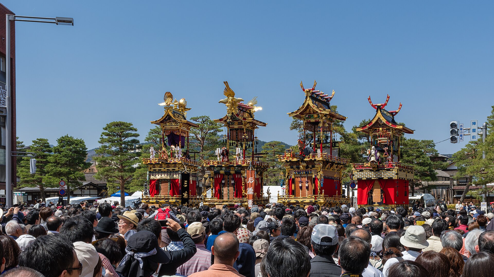 Chars de la fête de printemps de Takayama exposés près du pont Nakabashi