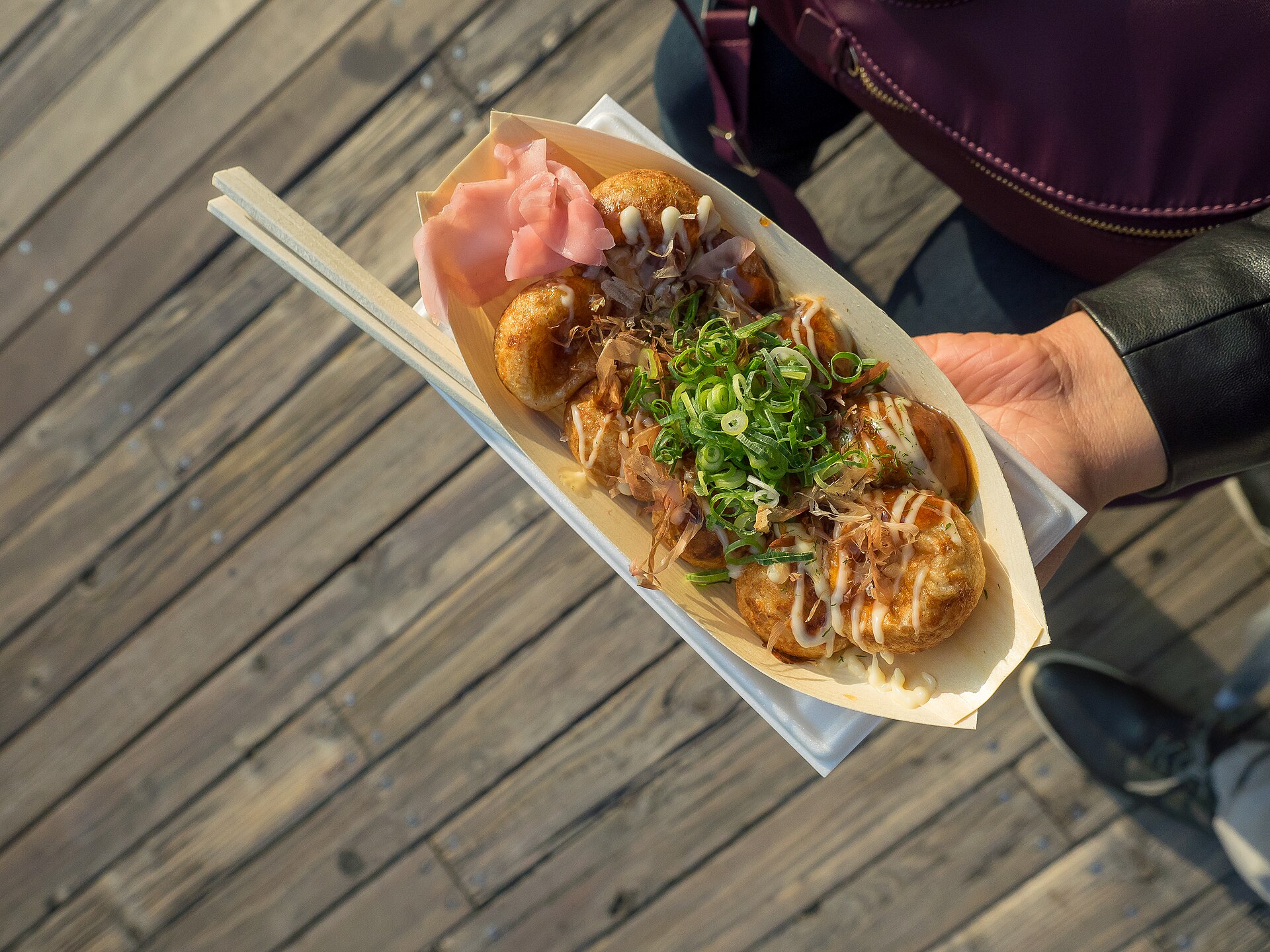 Una bandeja de takoyaki, bolitas de pulpo, especialidad de Osaka