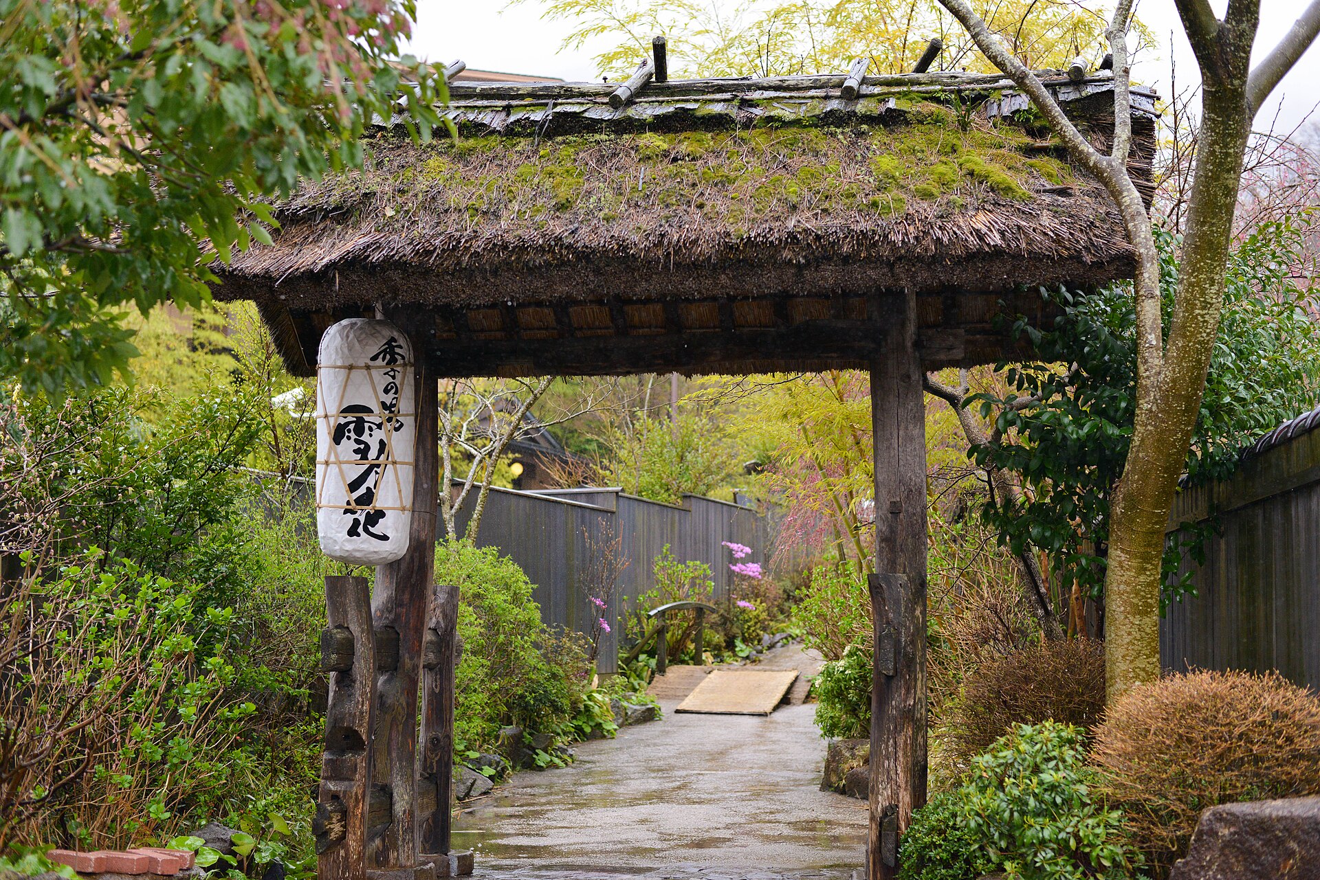 El portal de paja del ryokan Kinoyu Setsugetsuka, en Gōra, a comienzos de la primavera