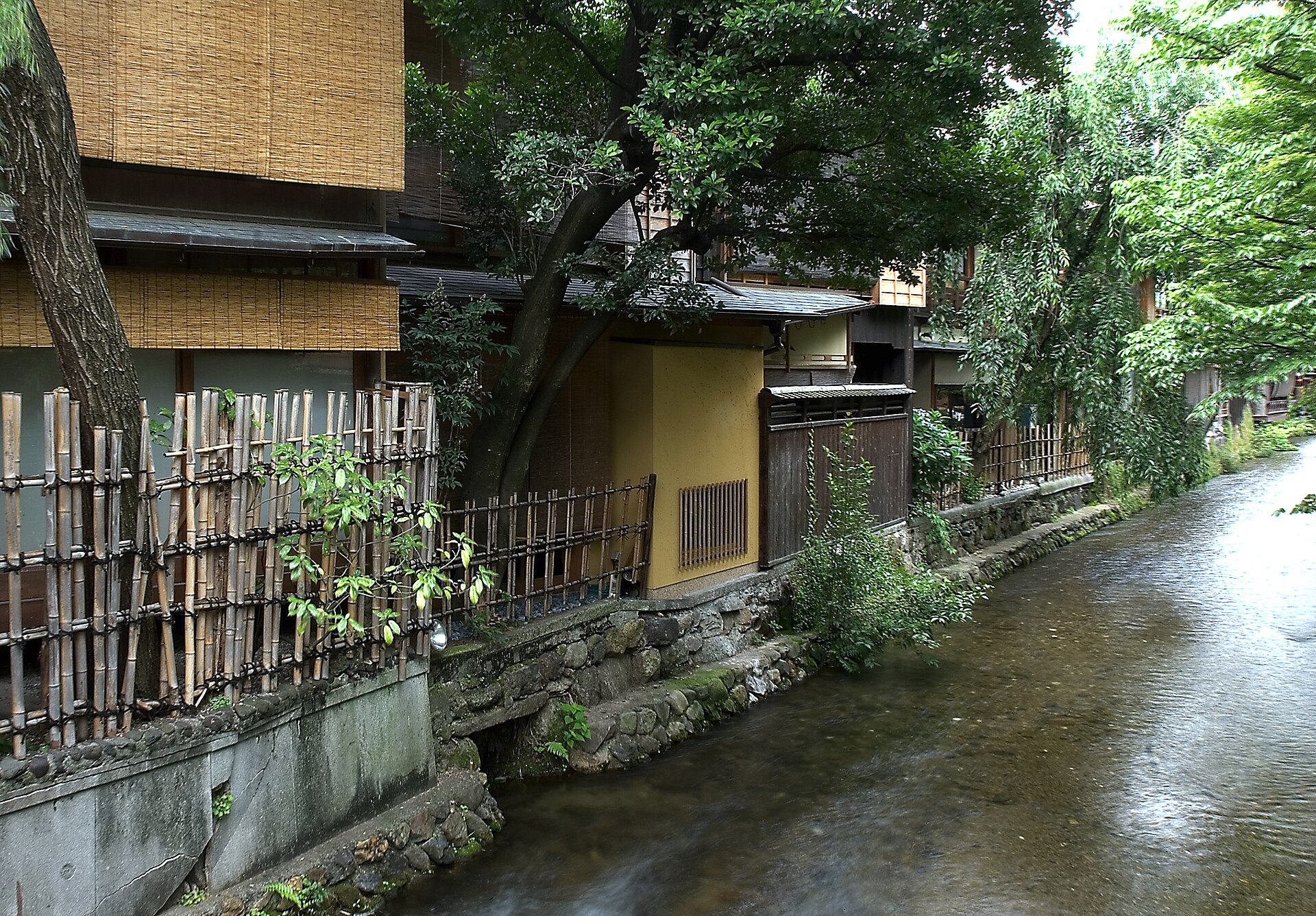 El canal Shirakawa y la parte trasera de las casas de té, en Gion