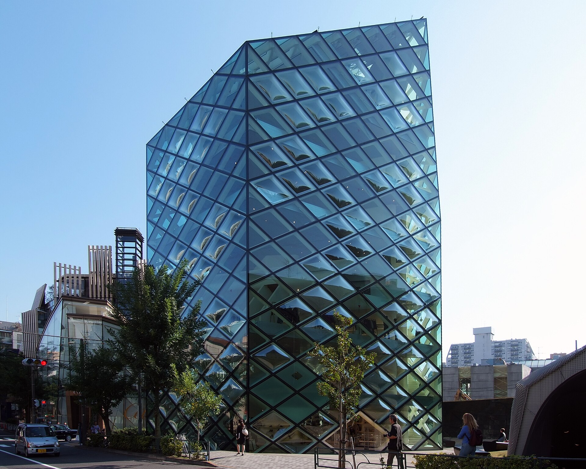 La tienda Prada de Aoyama, un cristal de vidrios en rombo diseñado por Herzog & de Meuron, cerca de Omotesandō