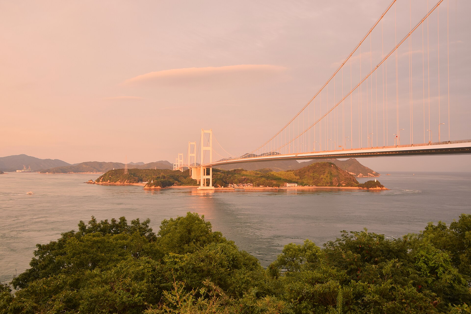 El puente del estrecho de Kurushima, último puente de la Shimanami Kaidō antes de Shikoku, al atardecer