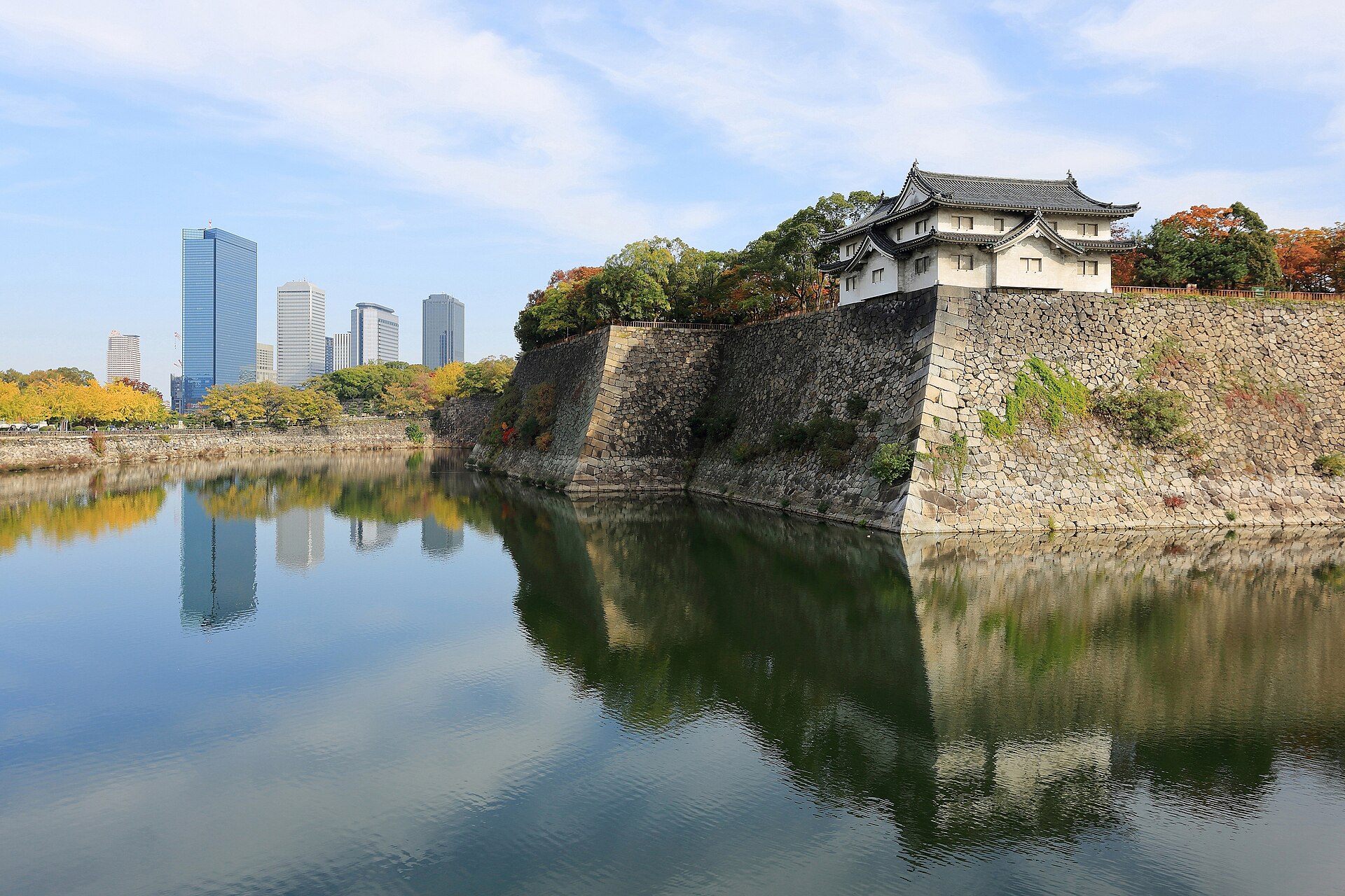 El foso exterior del castillo de Osaka en otoño, con la torre Inui-yagura