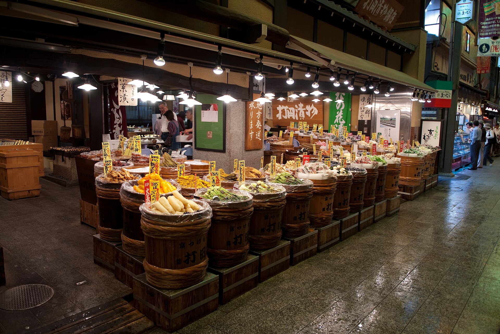 Barriles de verduras encurtidas en una tienda de tsukemono del mercado de Nishiki