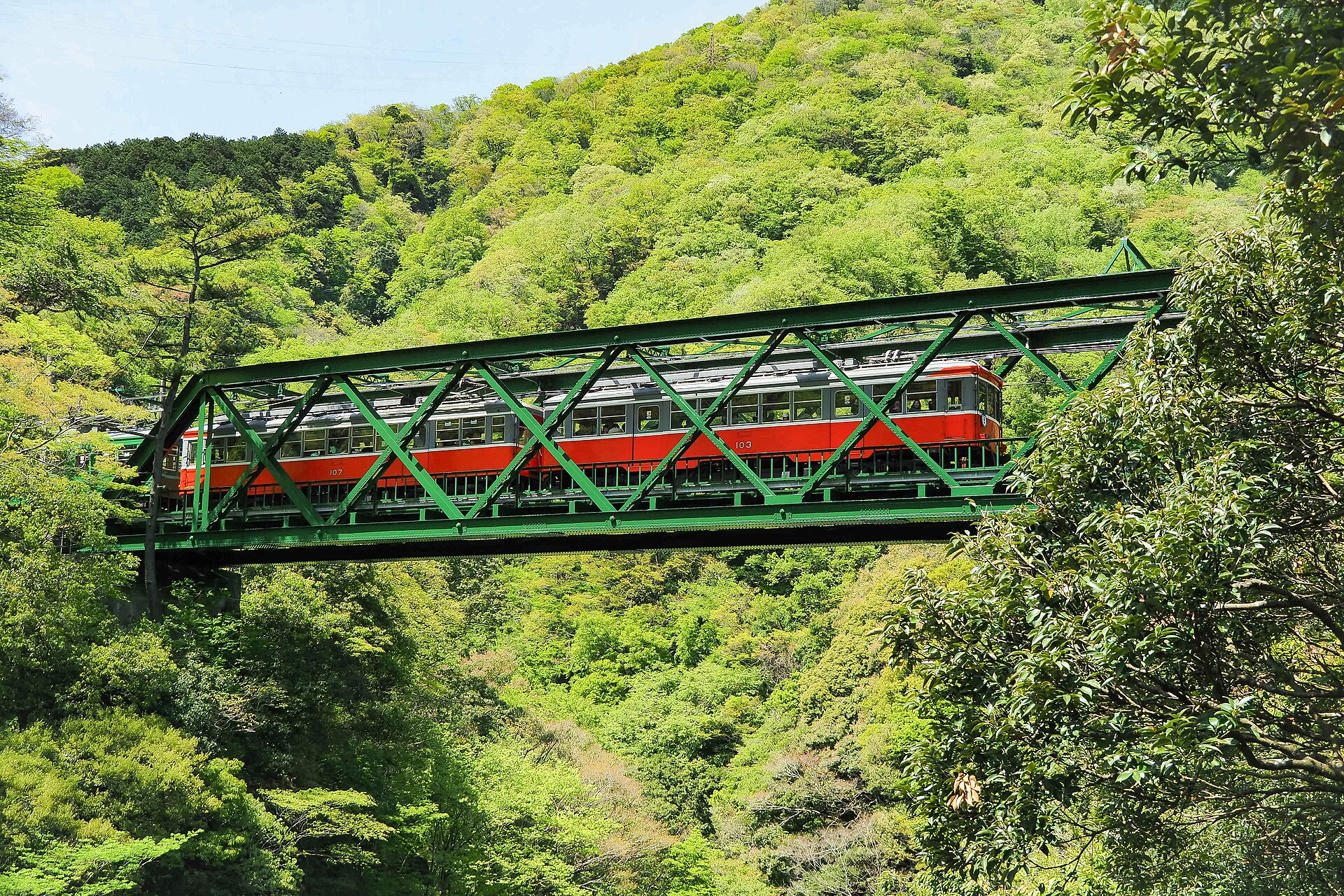 El tren de montaña Hakone Tozan sobre el puente del Hayakawa, una de las obras originales de la línea, entre Hakone-Yumoto y Gōra