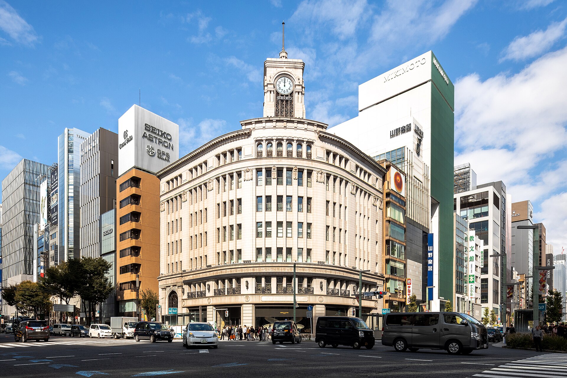 Los grandes almacenes Wakō y su torre del reloj, construidos en 1932 en el cruce de Ginza 4-chōme, corazón del barrio comercial