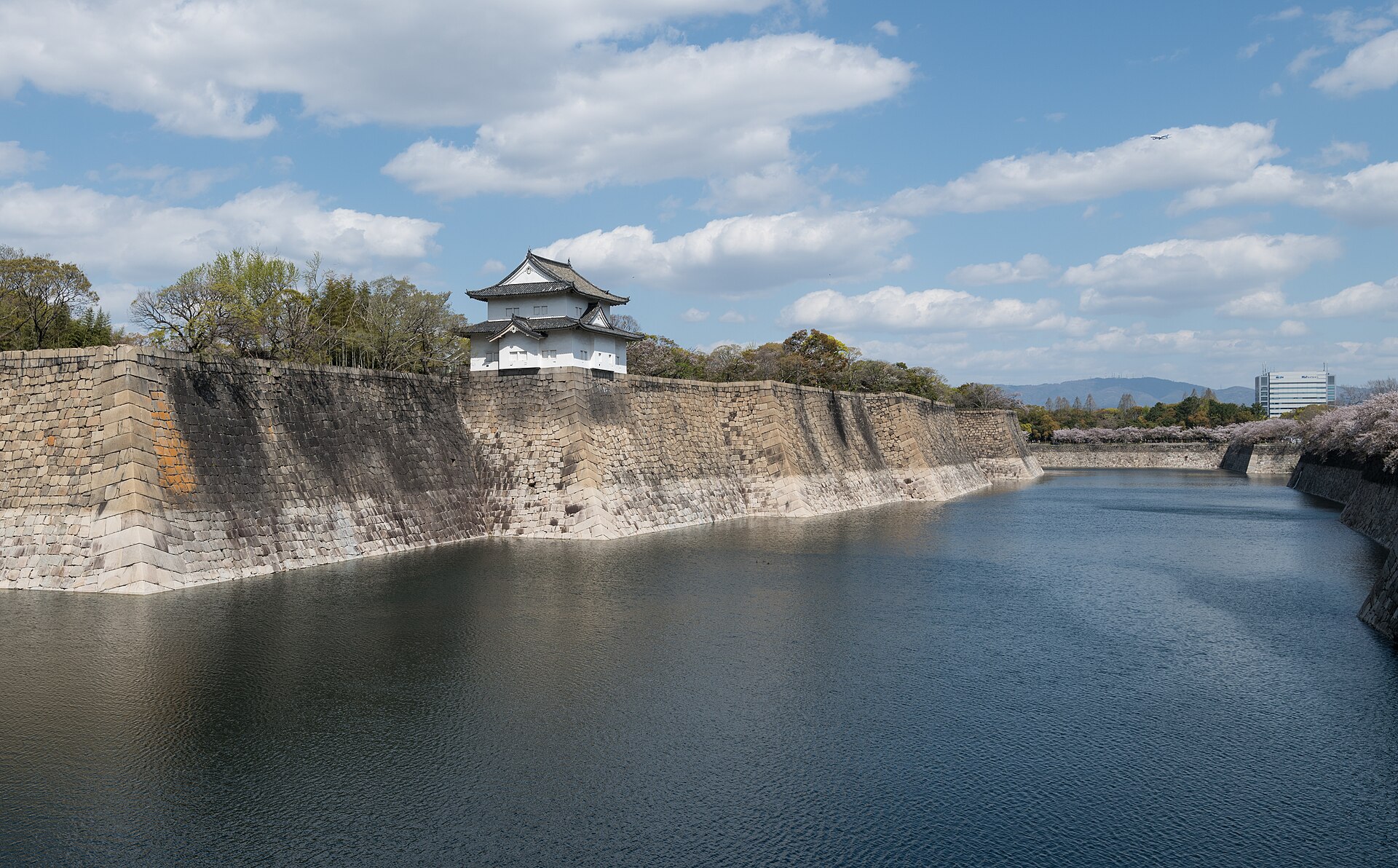 El foso exterior sur del castillo de Osaka, del lado del hotel, en primavera