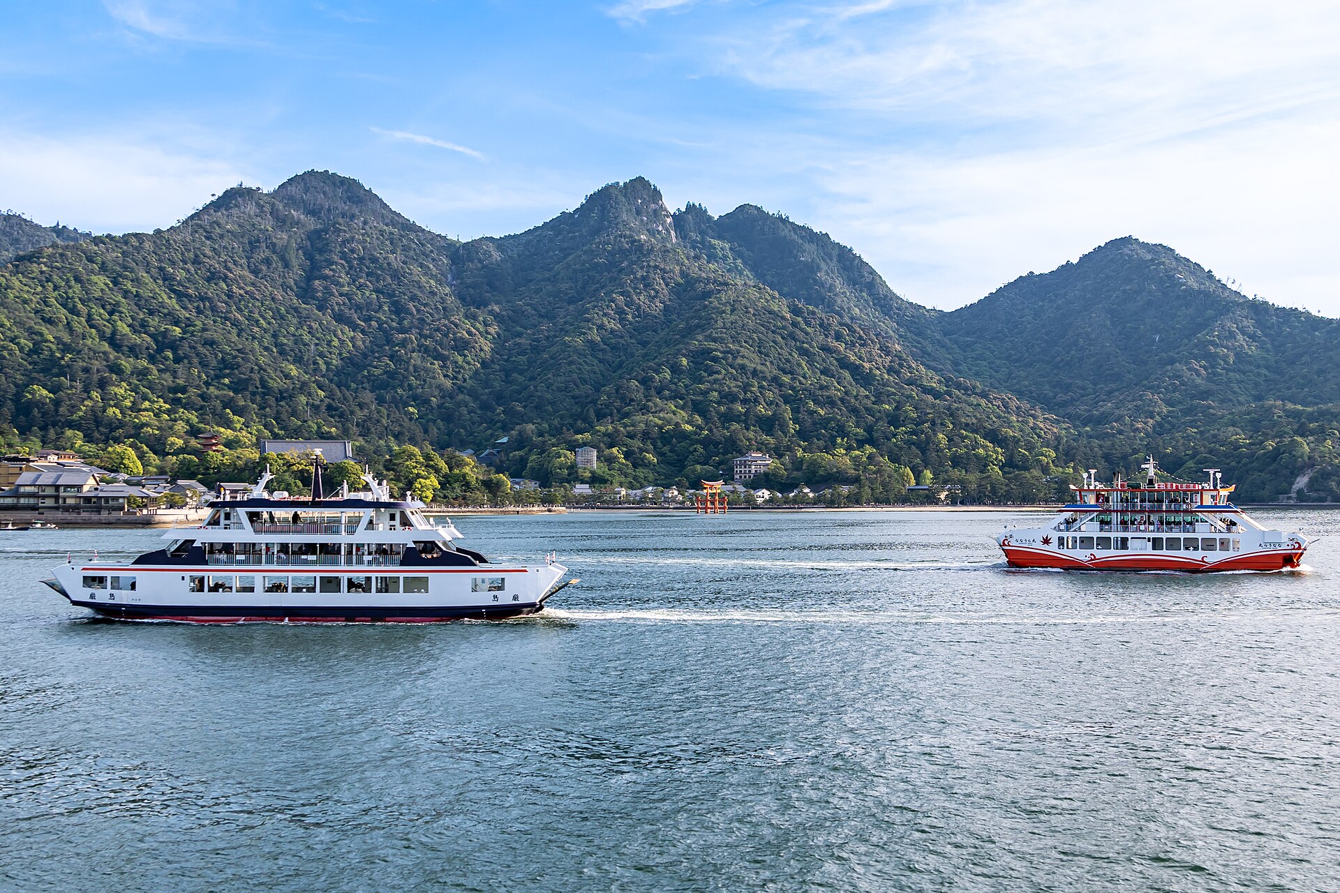 Miyajima, de berg Misen en de grote torii gezien vanaf zee, het uitzicht vanuit de kamers van KAI Miyajima
