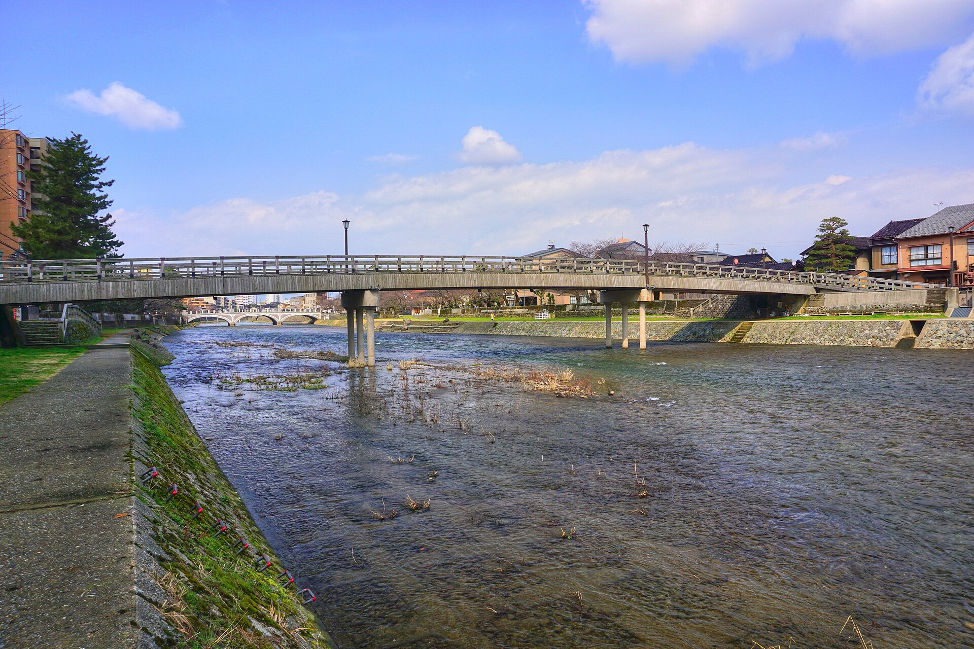 El puente Ume-no-hashi sobre el río Asano, a dos pasos de Kinjohro