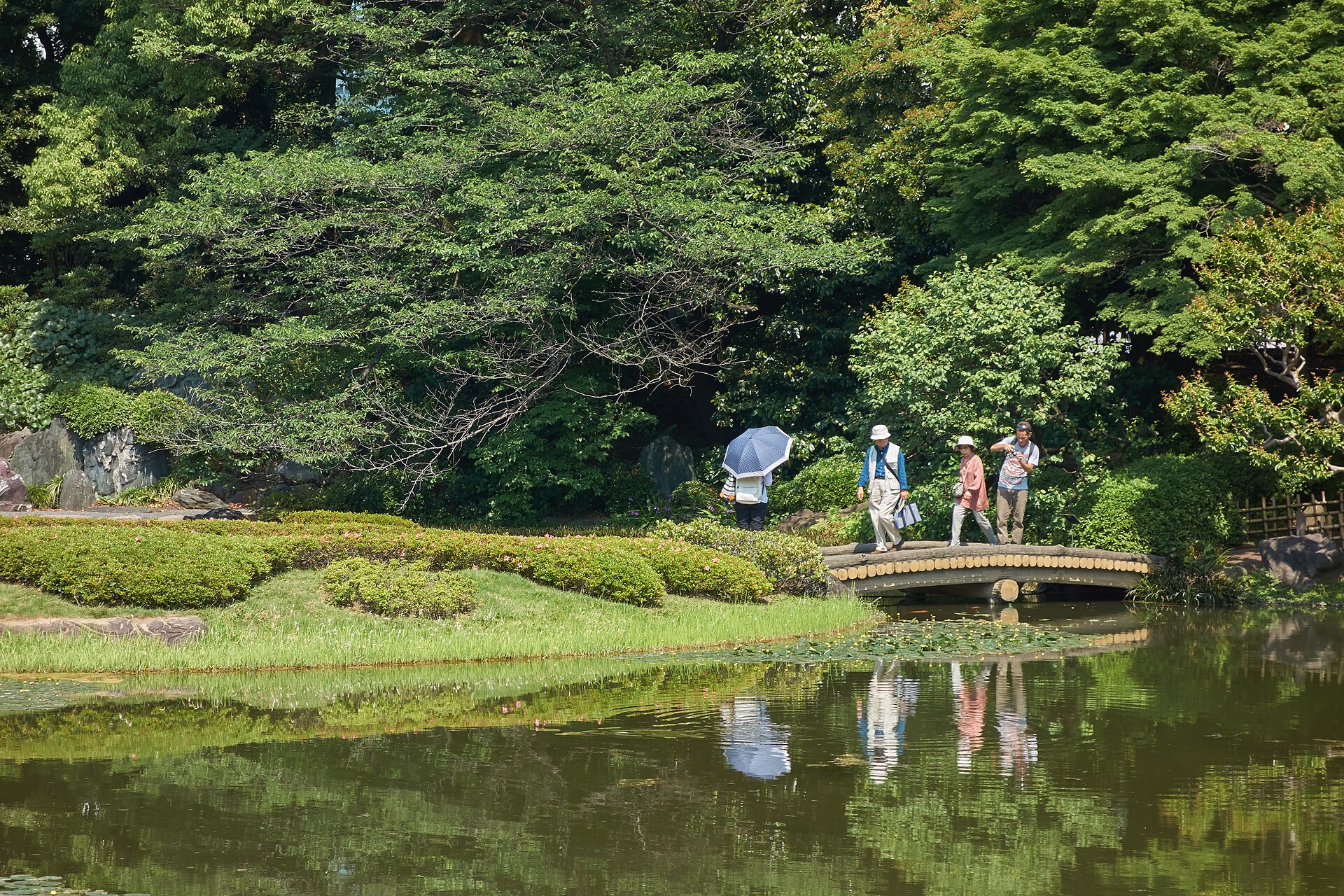El estanque del jardín Ninomaru, en los jardines del este del Palacio Imperial, a pocos minutos a pie del ryokan
