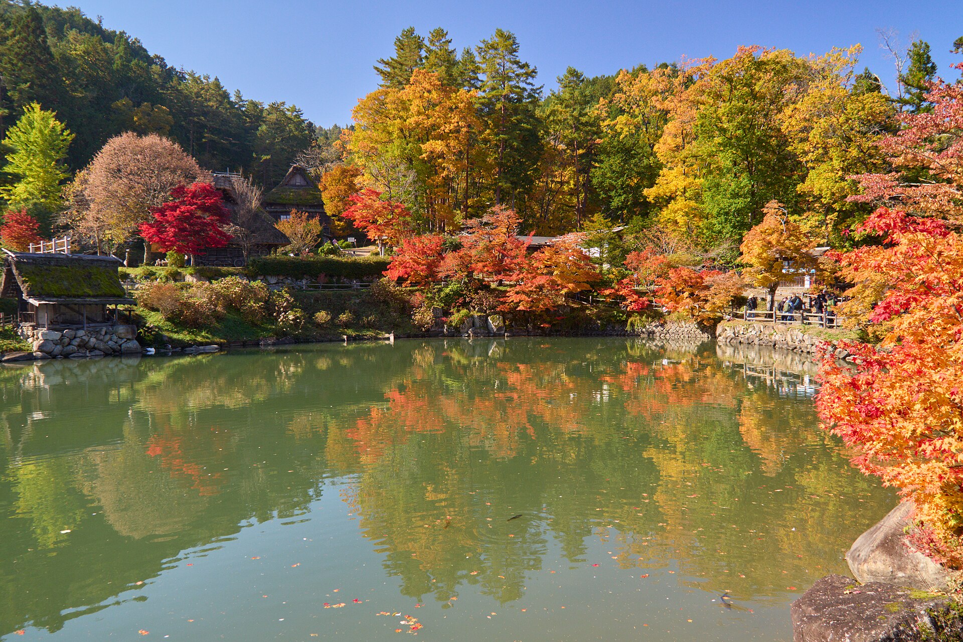 L'étang de Hida no Sato et les fermes à toit de chaume en automne