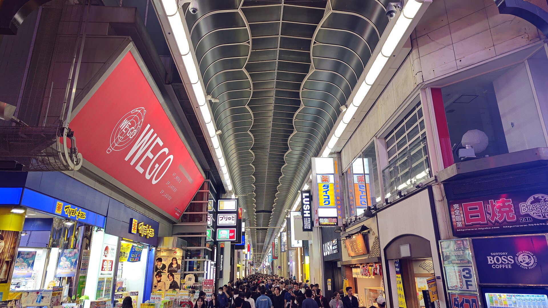 La galería cubierta de Shinsaibashi-suji, la gran calle comercial de Osaka, al anochecer