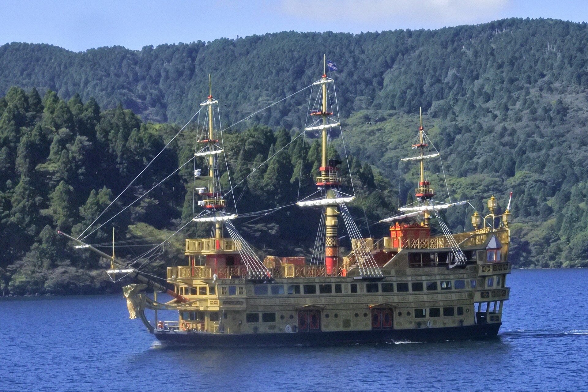 El Queen Ashinoko, uno de los barcos turísticos del lago Ashi