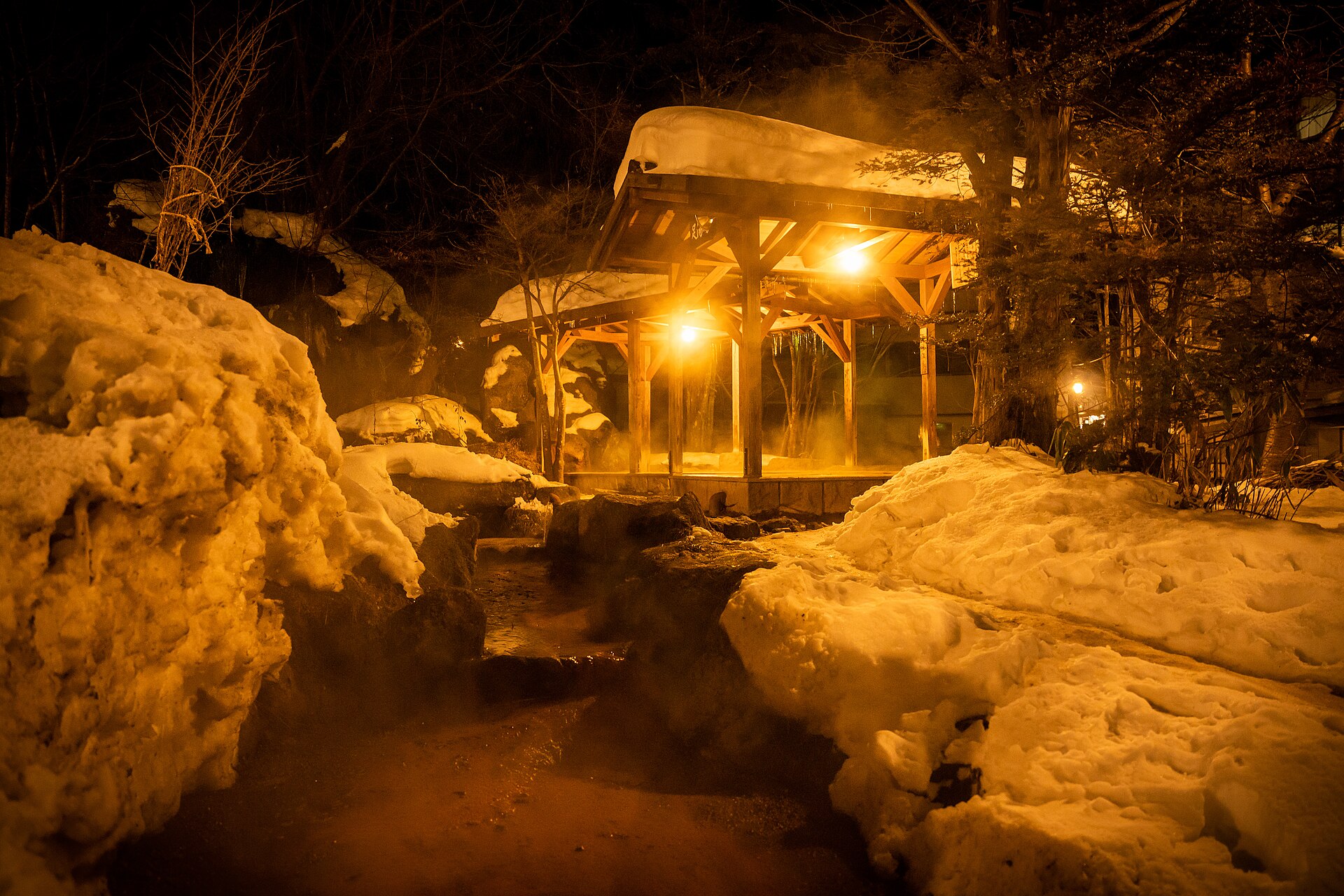 Een buitenbad in de sneeuw in Hirayu Onsen