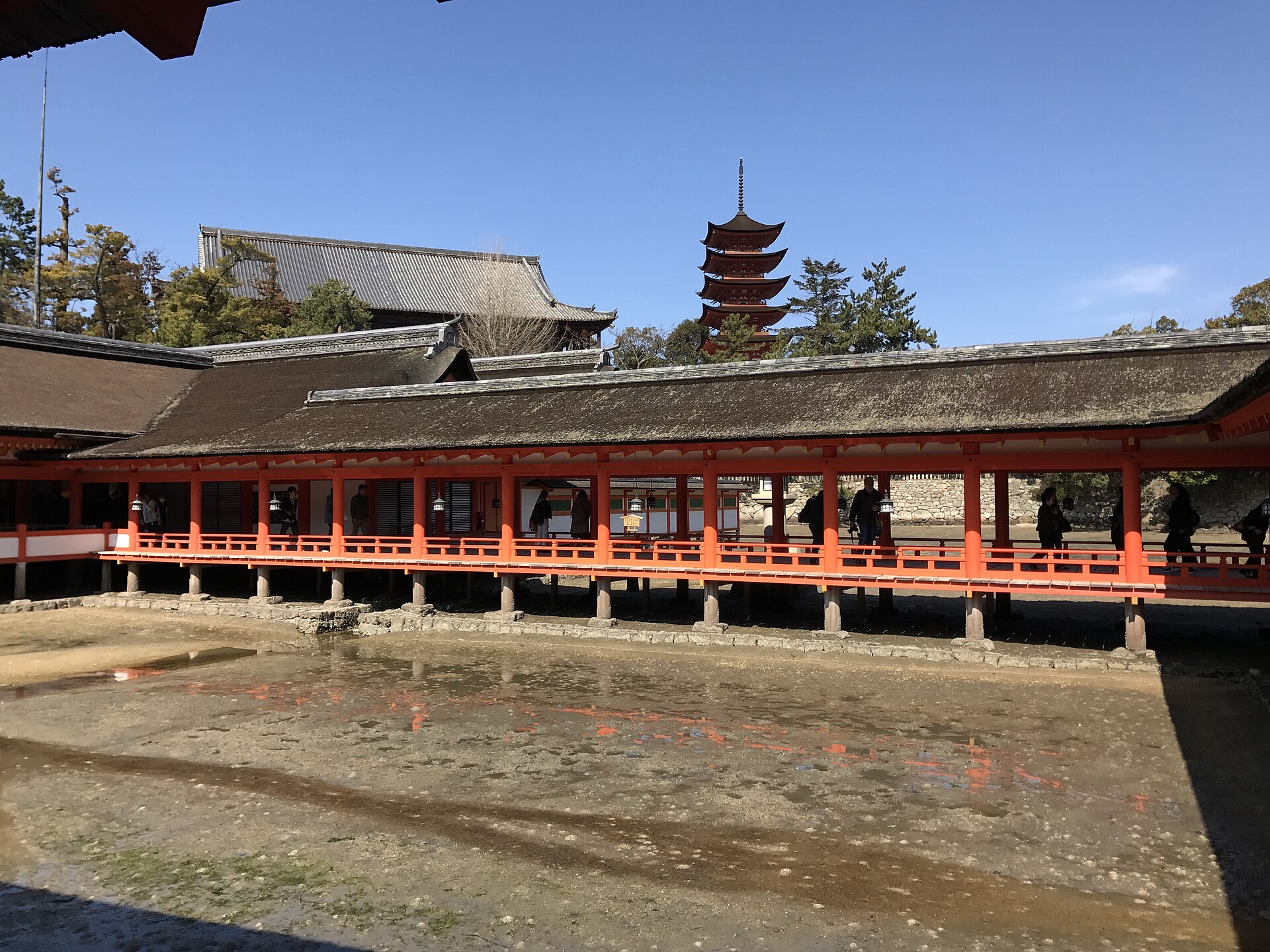 El corredor del santuario de Itsukushima con marea baja, el pabellón Senjōkaku y la pagoda de cinco pisos