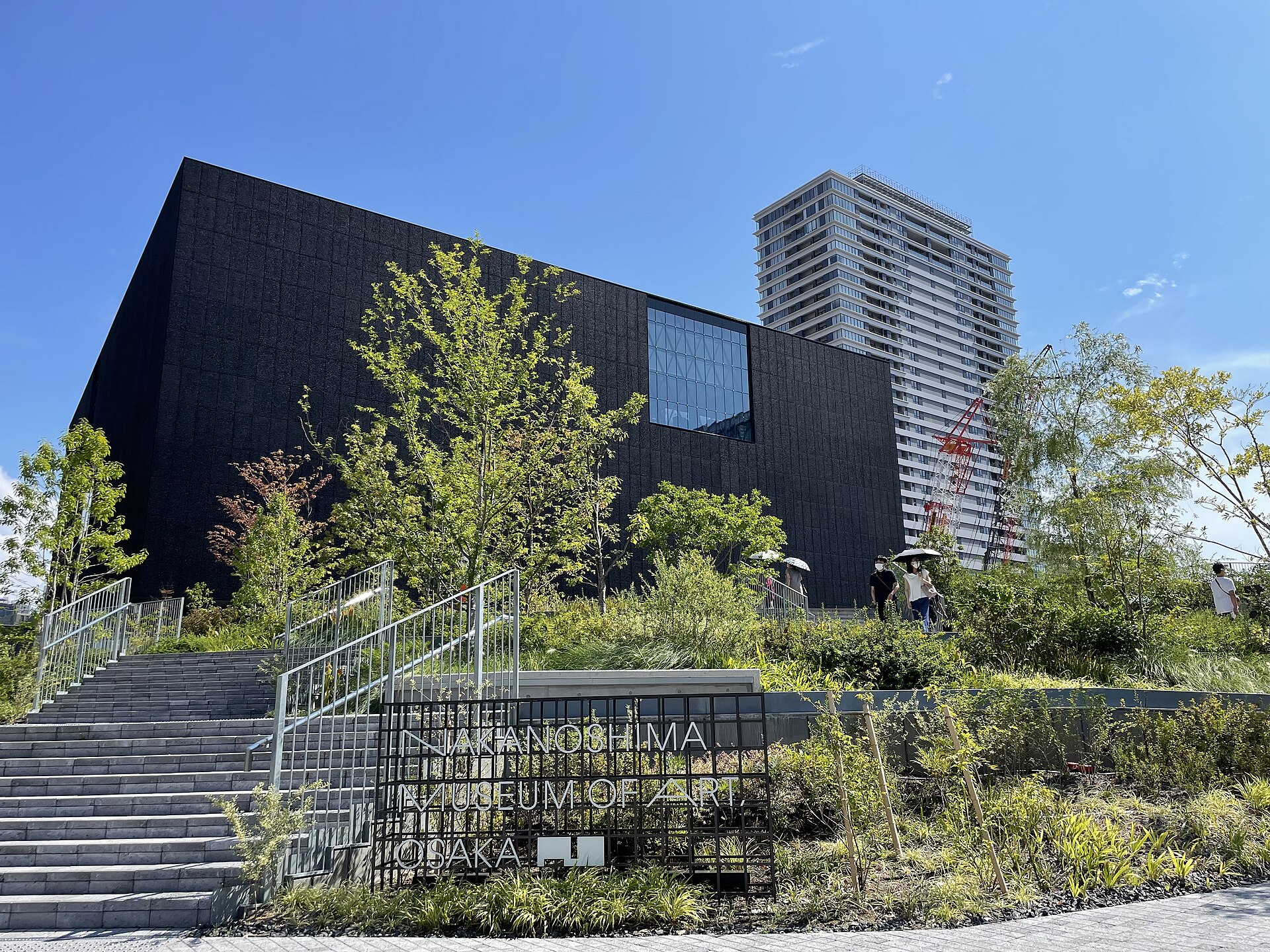 El museo de arte de Nakanoshima, al otro lado del río Dōjima