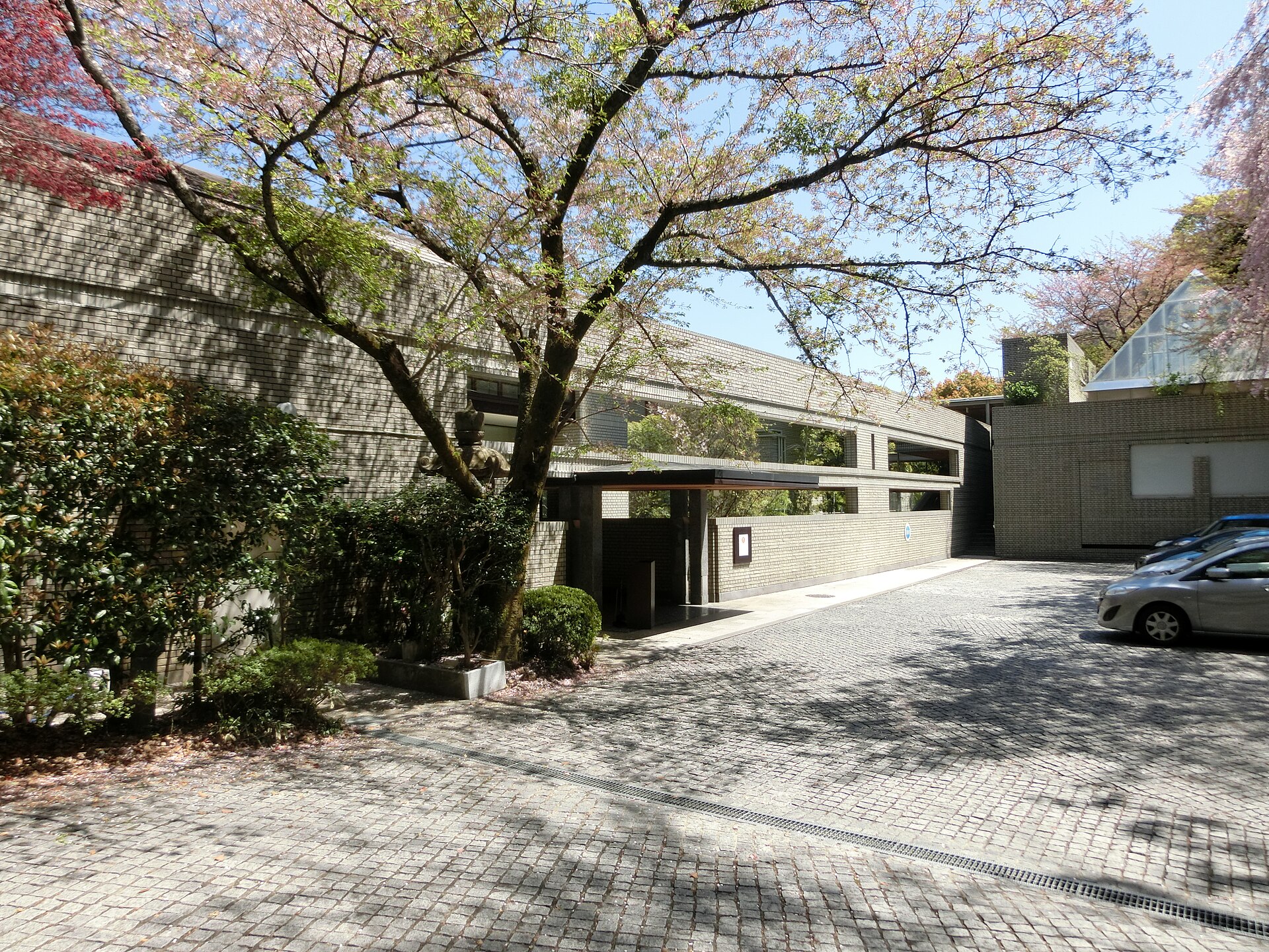 La entrada de KAI Hakone bajo los cerezos, en abril de 2019, antes de la renovación de 2025