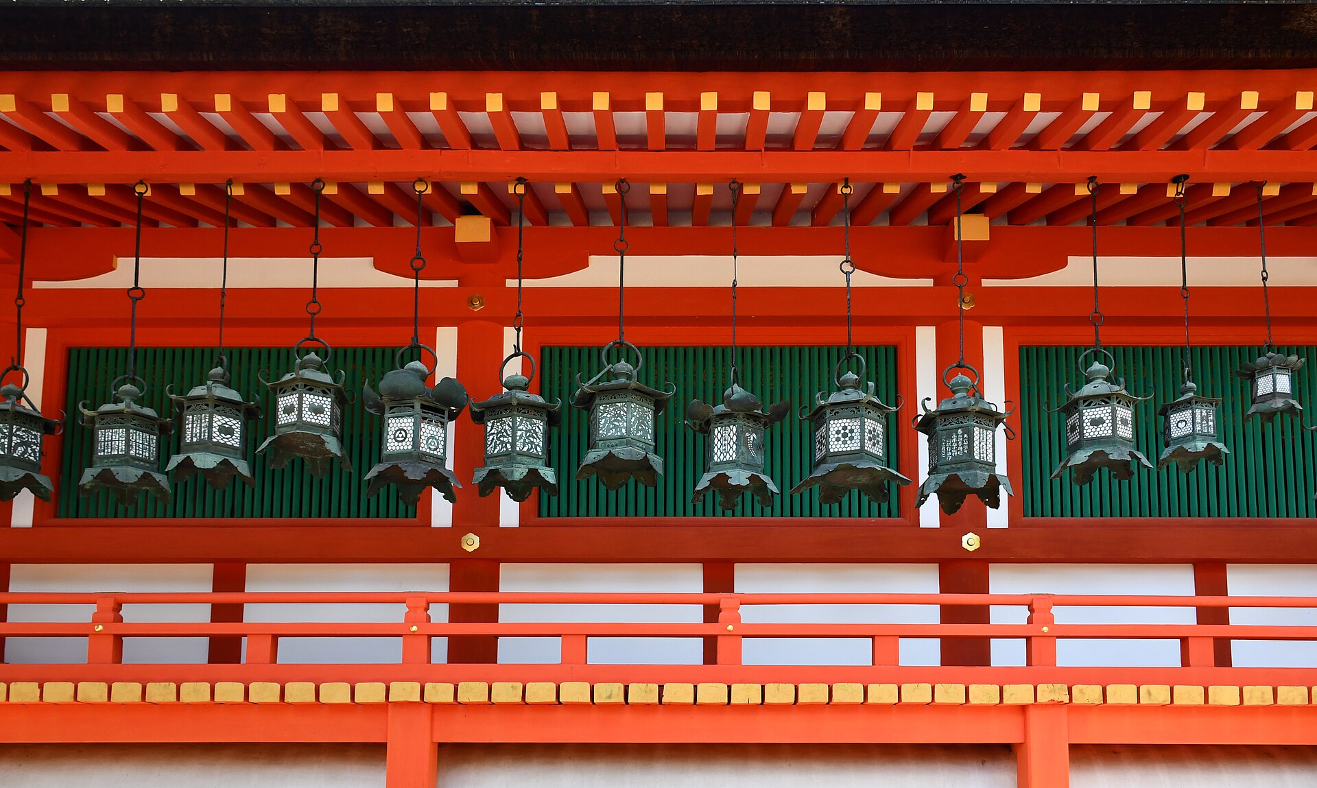 Faroles de bronce colgados de la galería bermellón del Kasuga Taisha