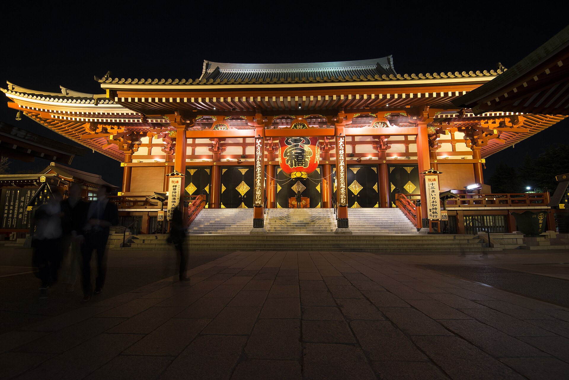 El pabellón principal del Sensō-ji iluminado, en Asakusa
