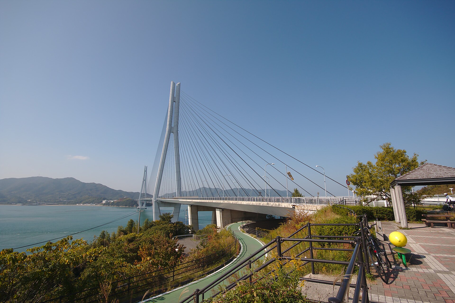 El puente de Tatara visto desde la isla de Ikuchijima, cerca de Setoda