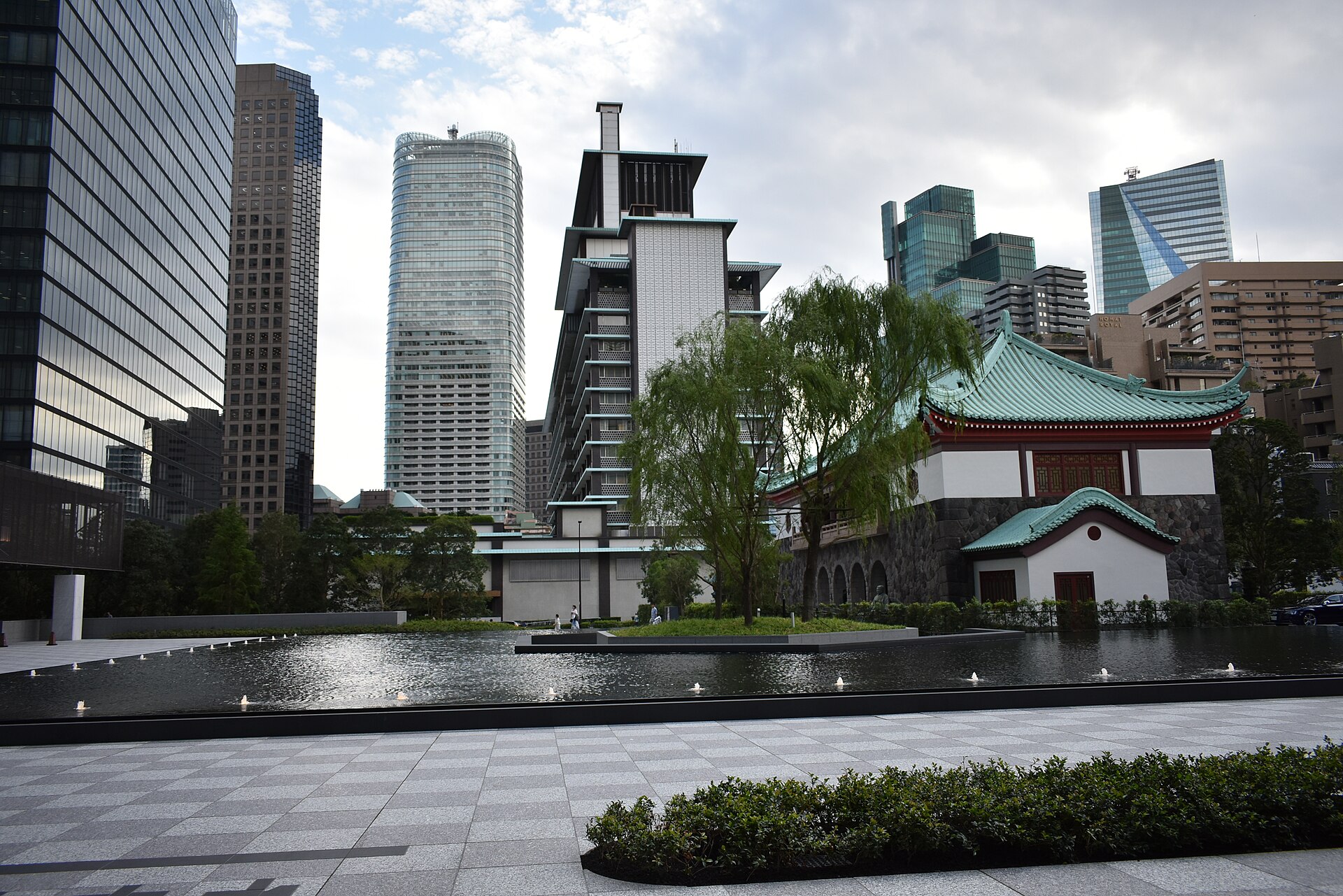 Het waterbassin van The Okura Tokyo, tussen de Heritage Wing en het Okura Museum of Art