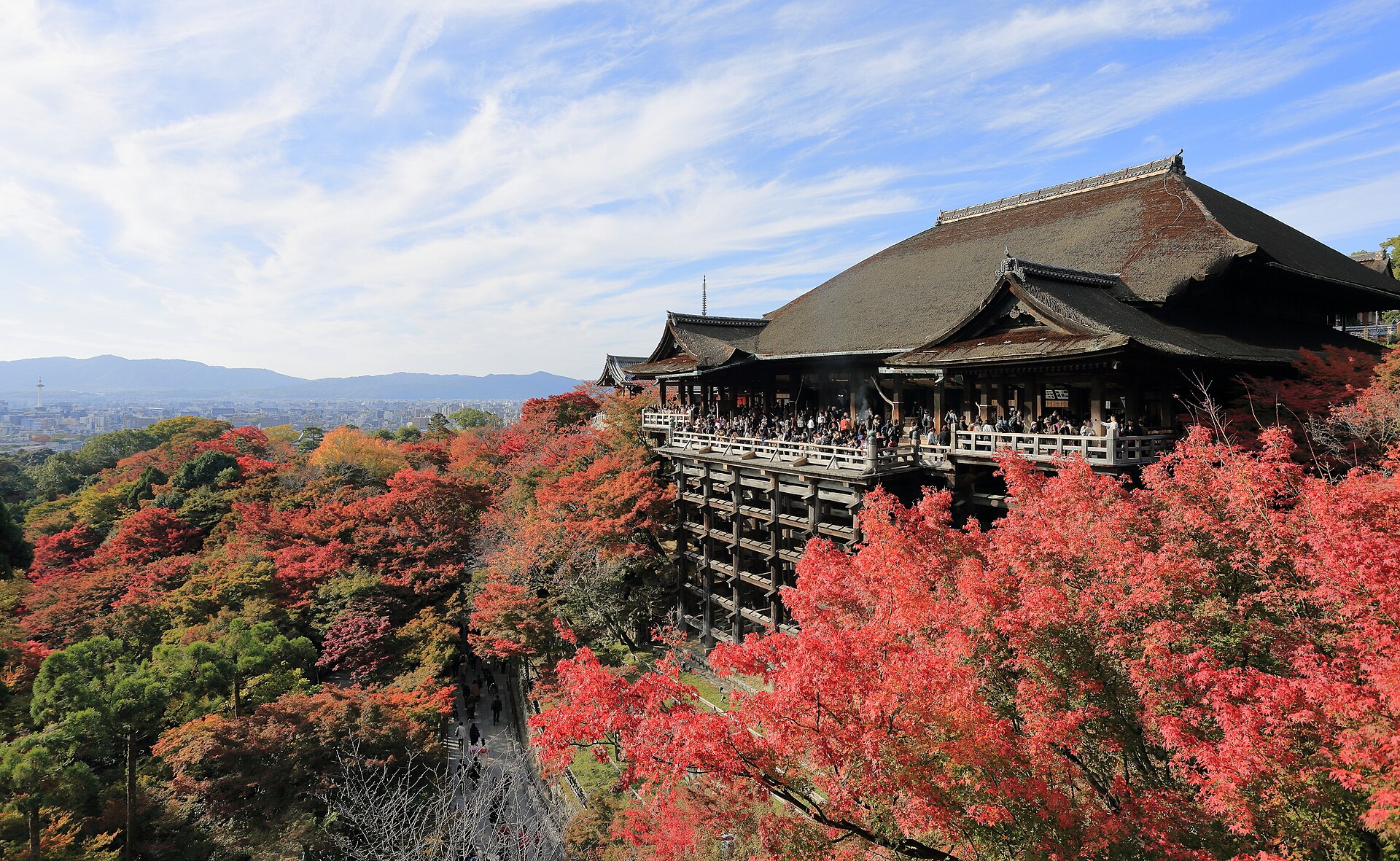 El Kiyomizu-dera y su terraza de madera entre arces otoñales, con Kioto al fondo