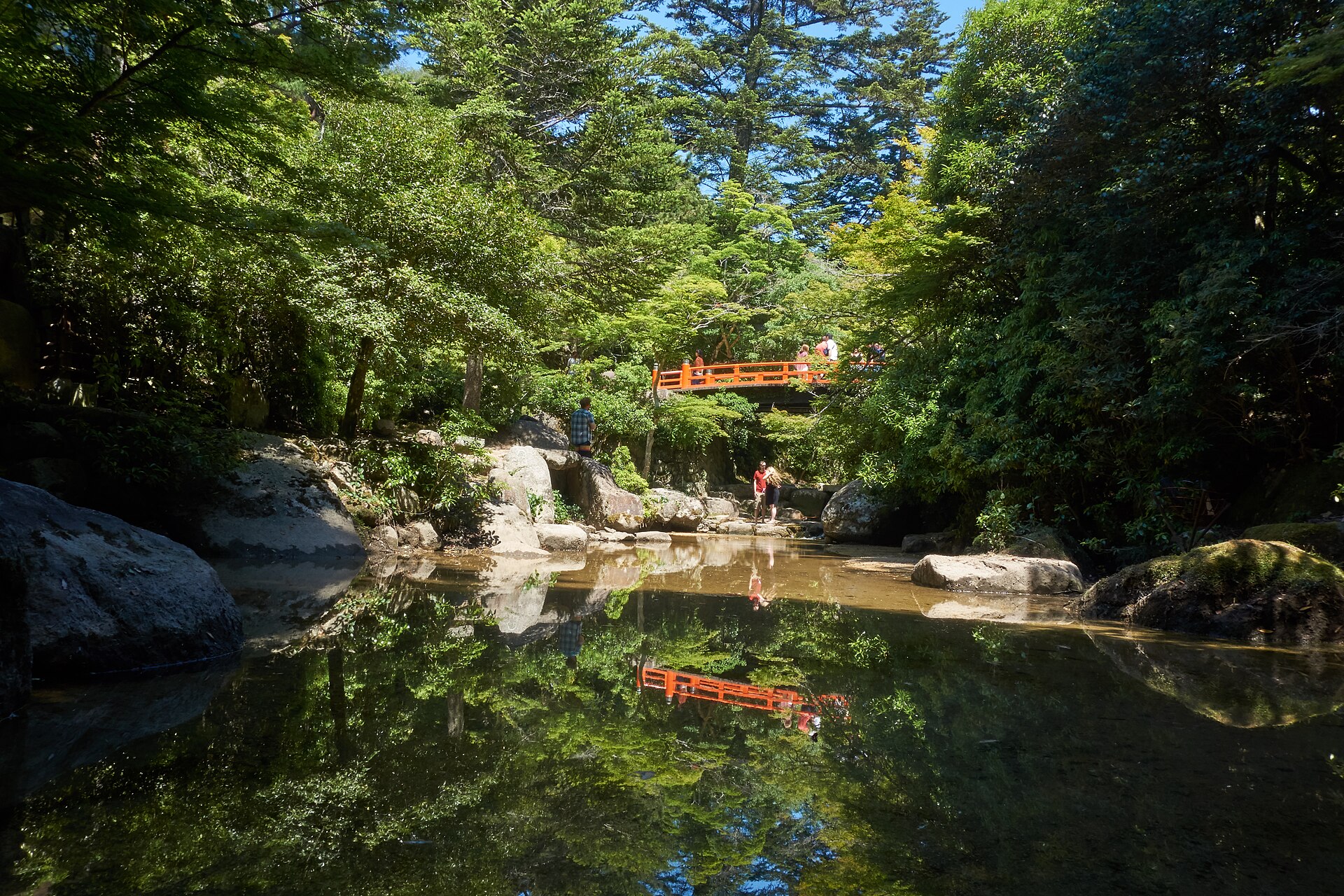 El arroyo de Momijidani en primavera, a unos pasos del ryokan