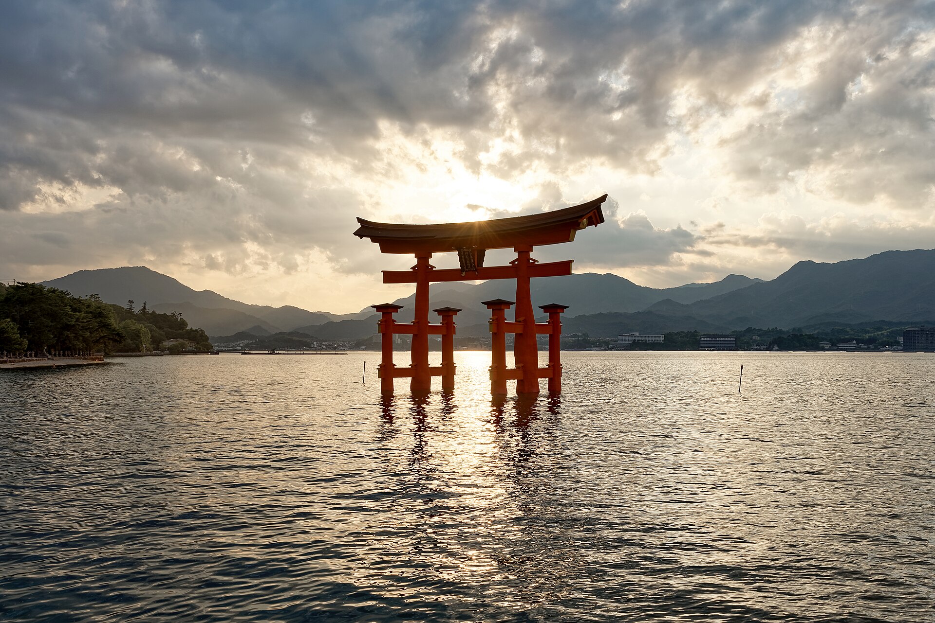 El gran torii del santuario de Itsukushima en el mar, al atardecer