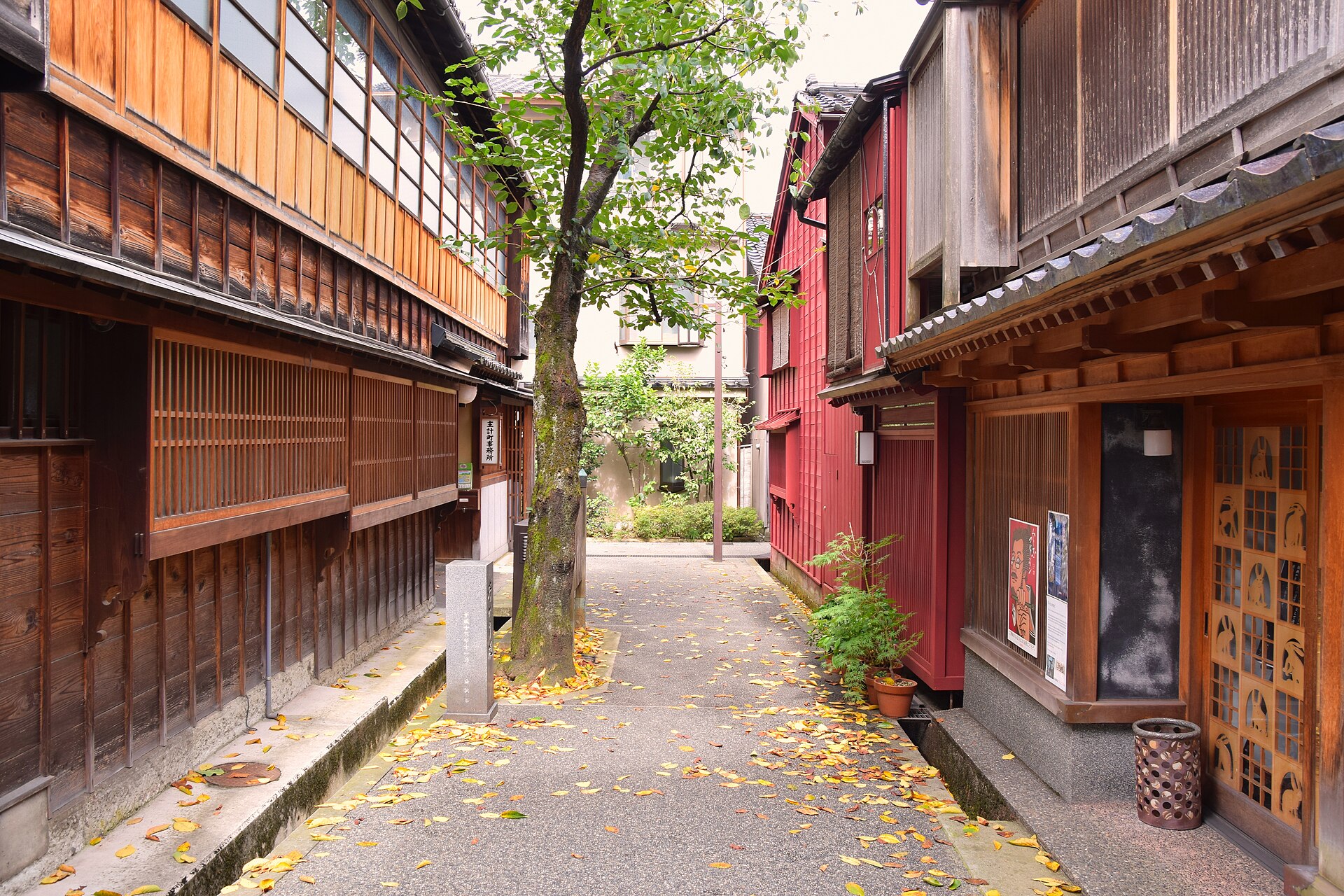 Un callejón del barrio de casas de té de Kazue-machi, al otro lado del río Asano
