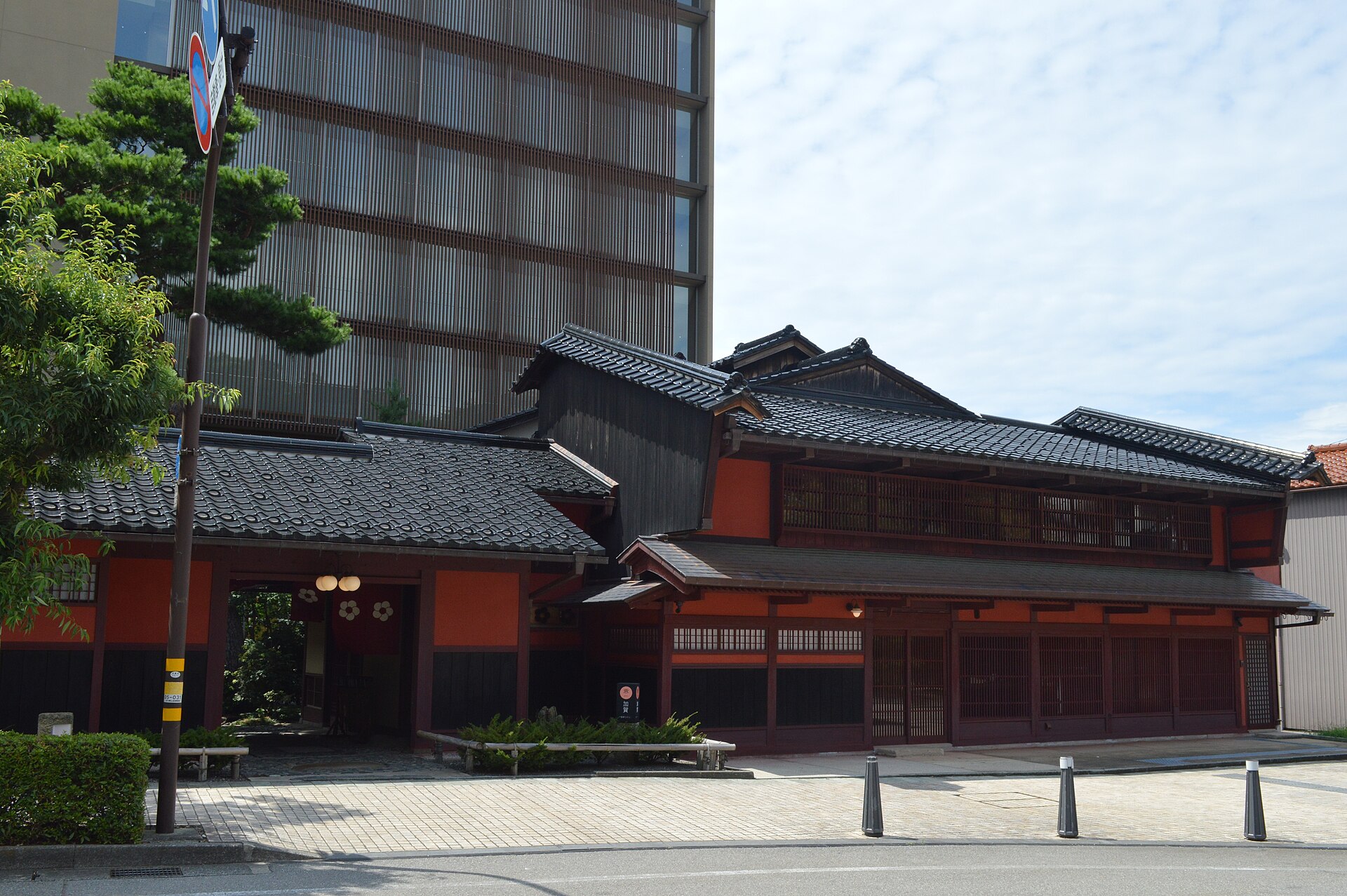 De gevel van KAI Kaga, een huis uit de late Edo-periode in het hart van Yamashiro Onsen