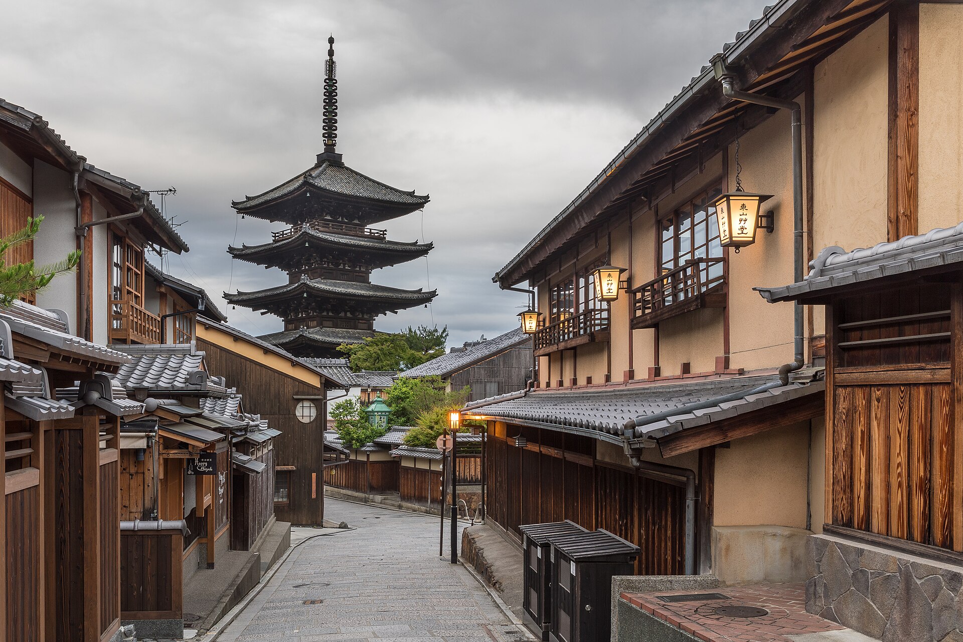 La calle Yasaka-dōri y la pagoda Yasaka al amanecer, en Higashiyama, camino del Kiyomizu-dera