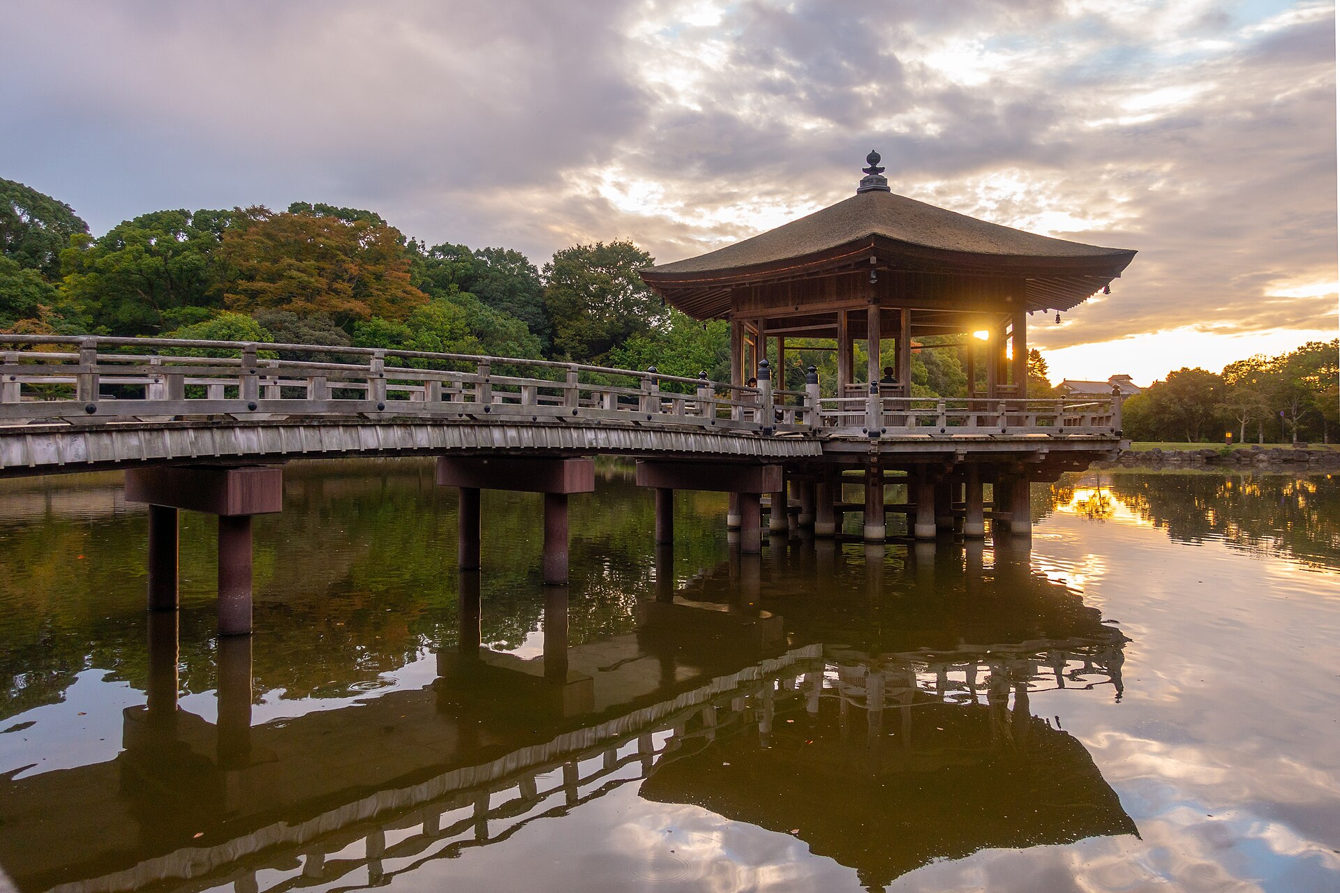 El pabellón Ukimi-dō sobre el estanque Sagiike, en el parque de Nara, al atardecer